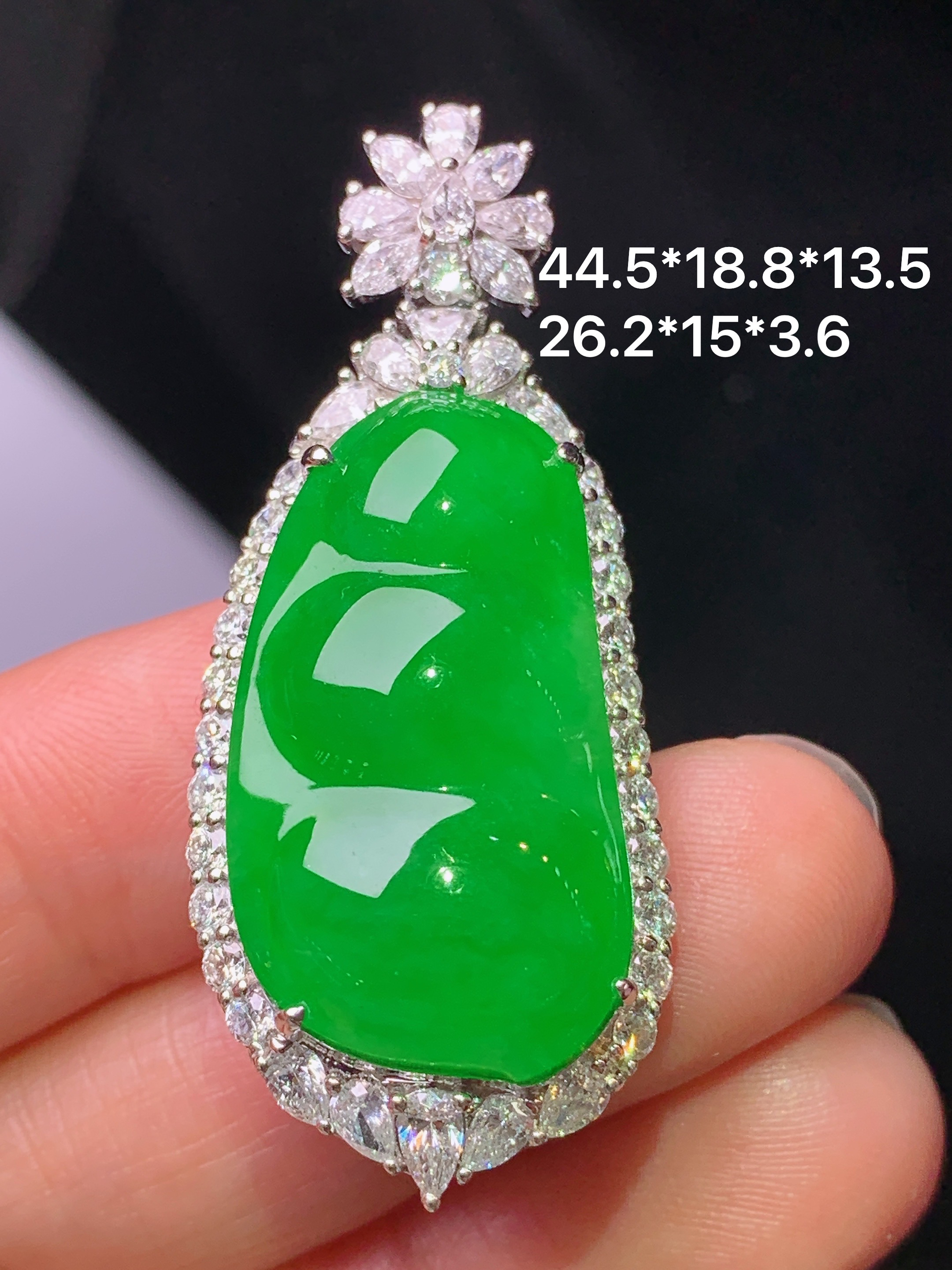 18k金钻镶嵌满绿四季豆吊坠 玉质细腻 色泽艳丽清新 水润亮眼 整体尺寸44.5*18.8*13.5t2
