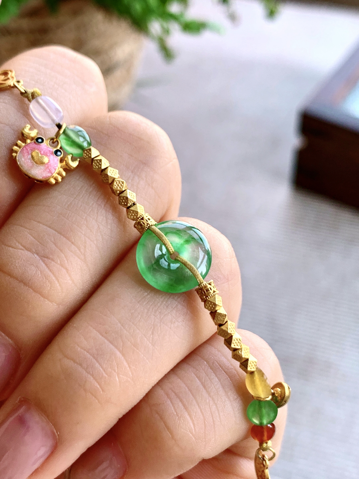 18k金镶嵌设计款飘绿花平安扣手链
裸石尺寸：10.6-2.8