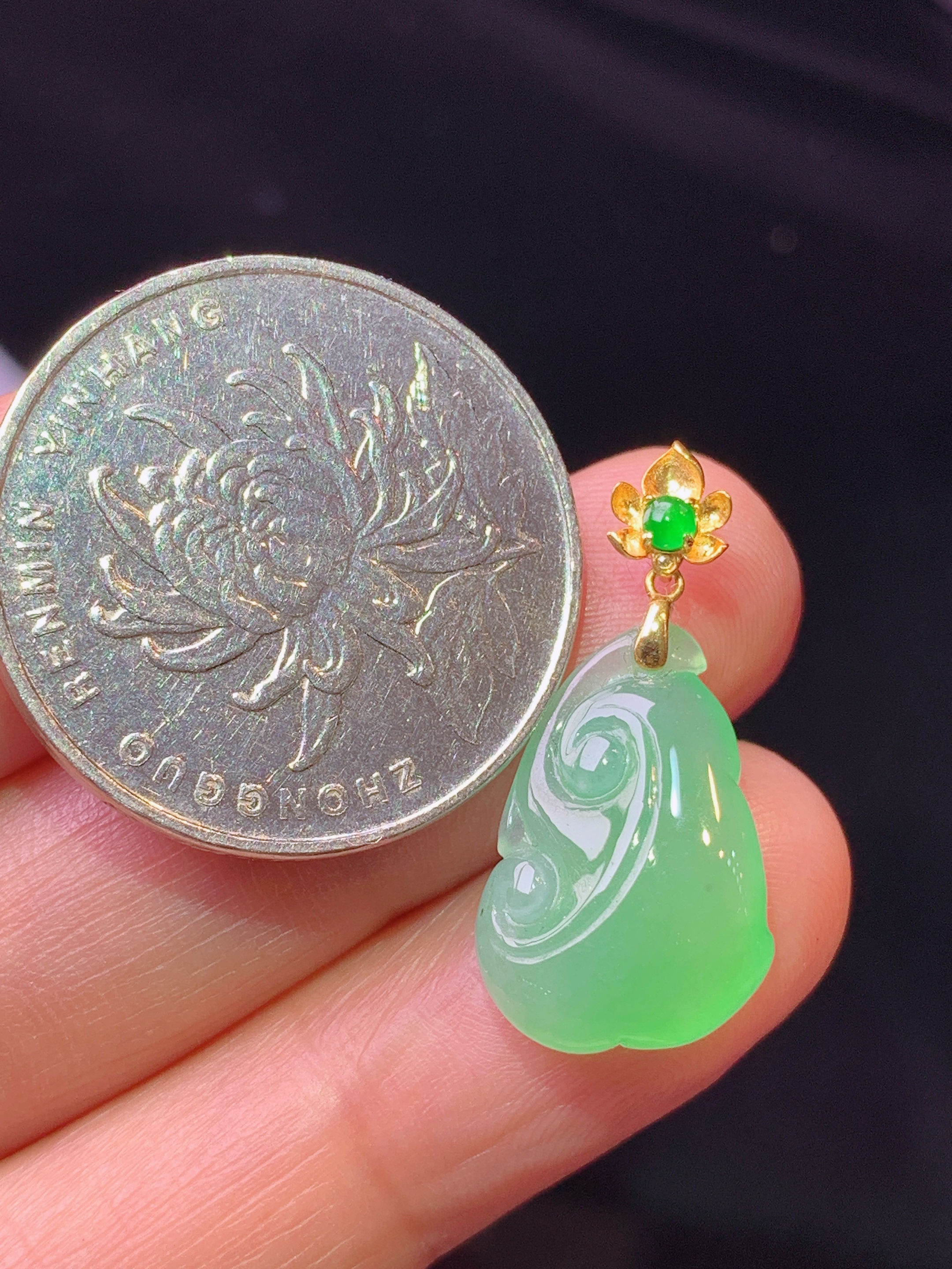 18k金镶嵌翠绿如意吊坠 玉质细腻 色泽艳丽清新 水润亮眼 整体尺寸25.3*12*5.3y2