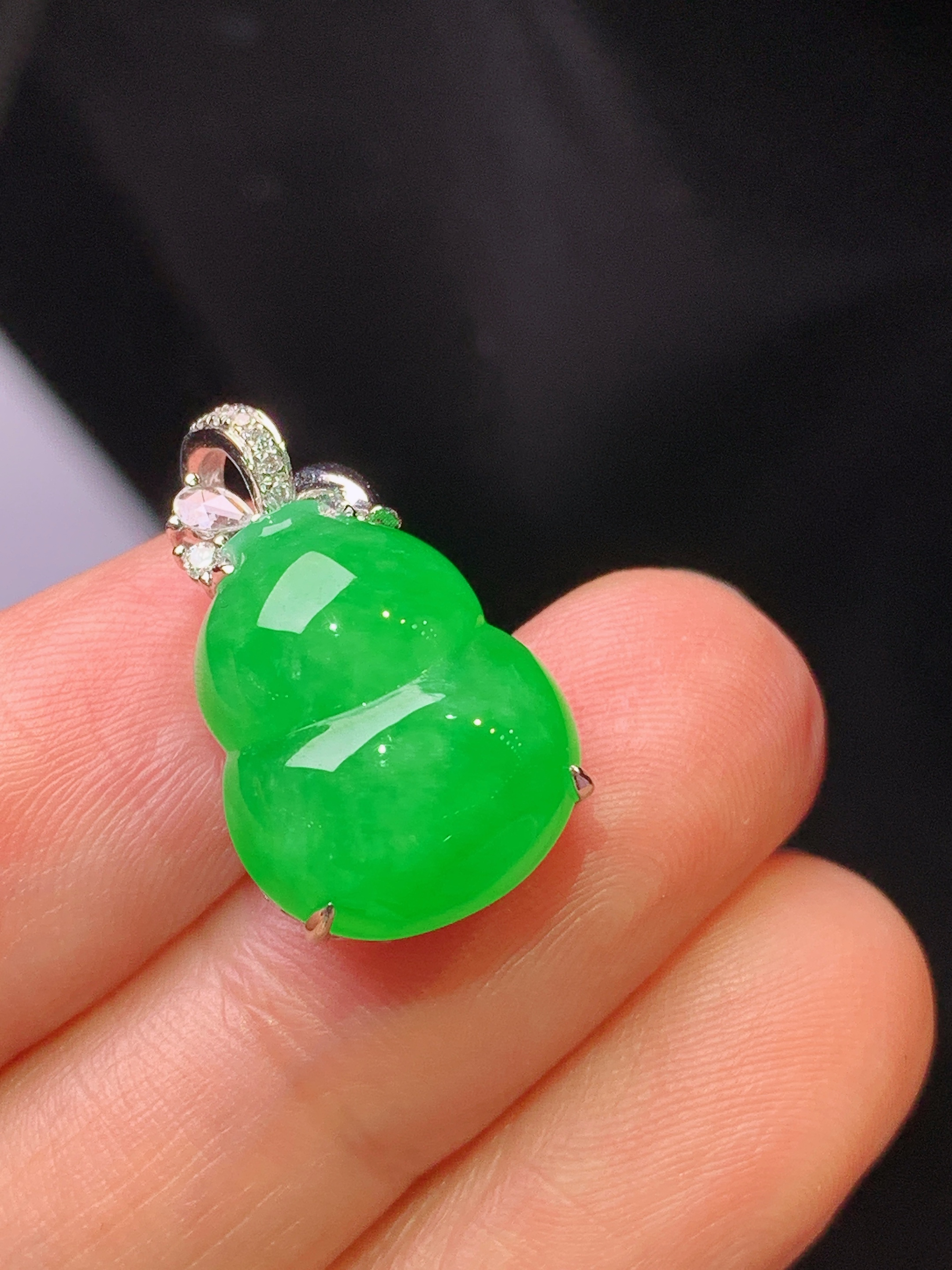 18k金钻镶嵌翠绿葫芦吊坠 玉质细腻 色泽艳丽清新 水润亮眼 整体尺寸20.6*12.5*8.8L2