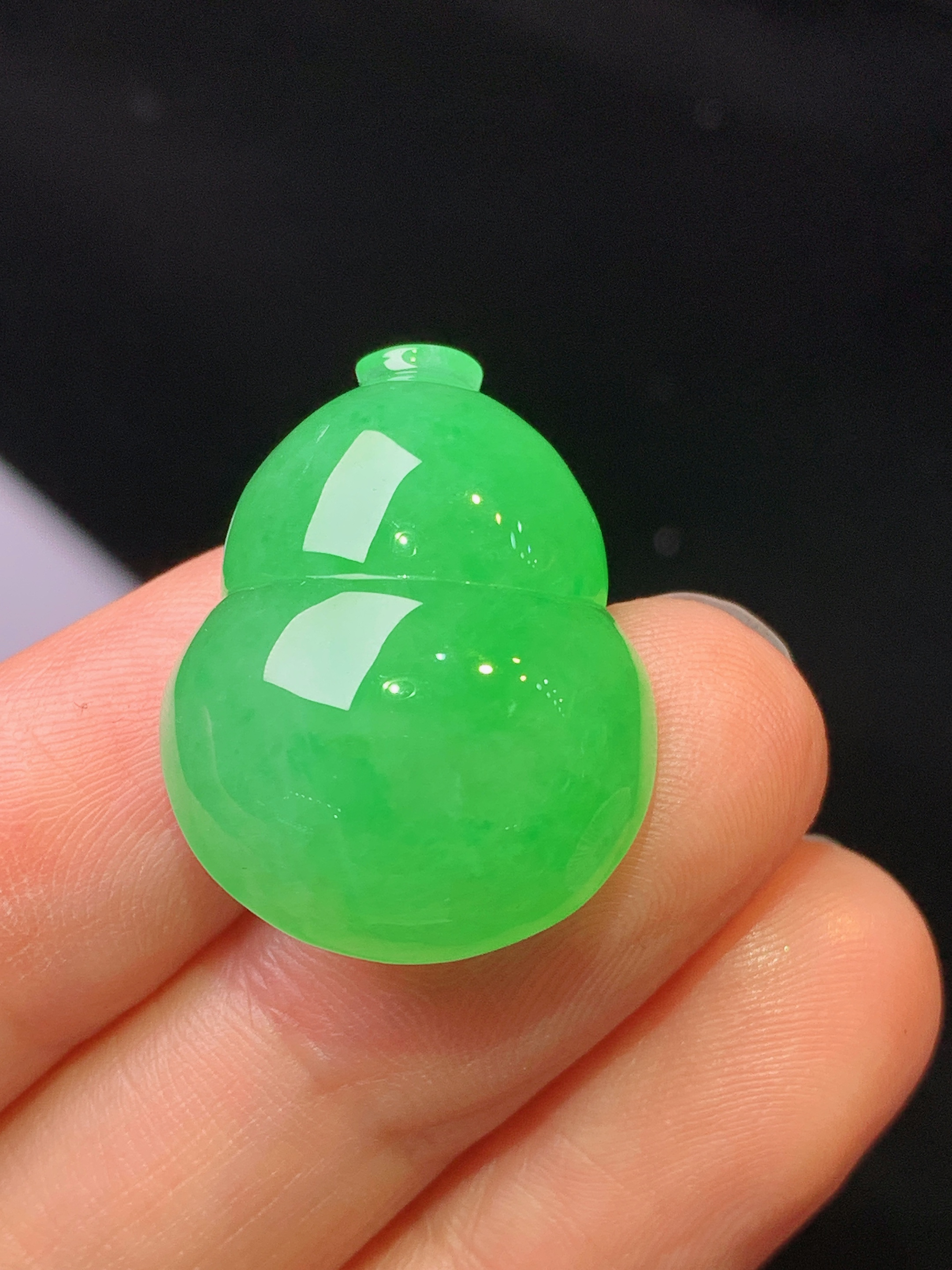 镶嵌款 满绿葫芦吊坠 玉质细腻 色泽艳丽清新 水润亮眼 整体尺寸24.5*18.8*10.8y2