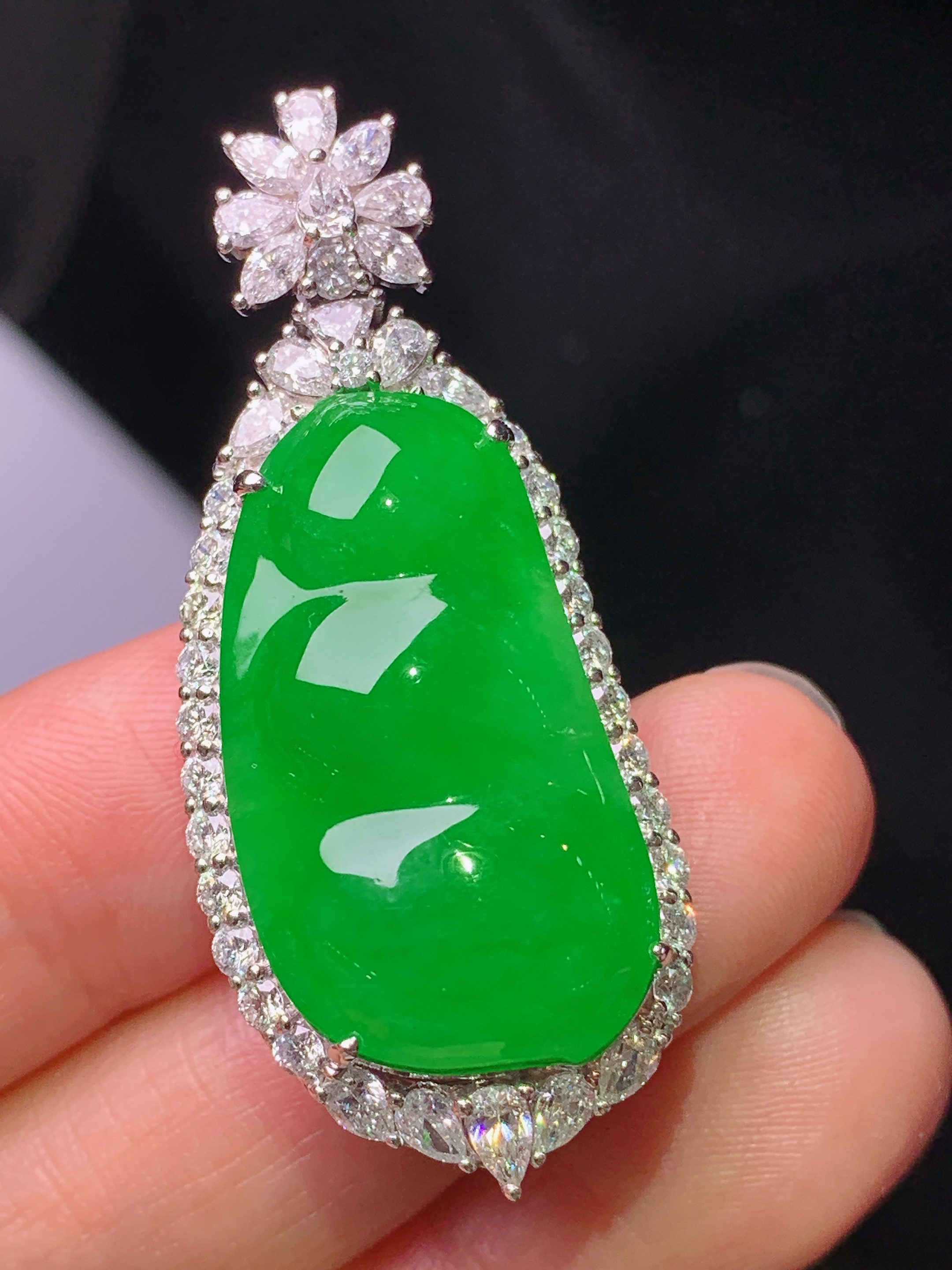 18k金钻镶嵌满绿四季豆吊坠 玉质细腻 色泽艳丽清新 水润亮眼 整体尺寸44.5*18.8*13.5