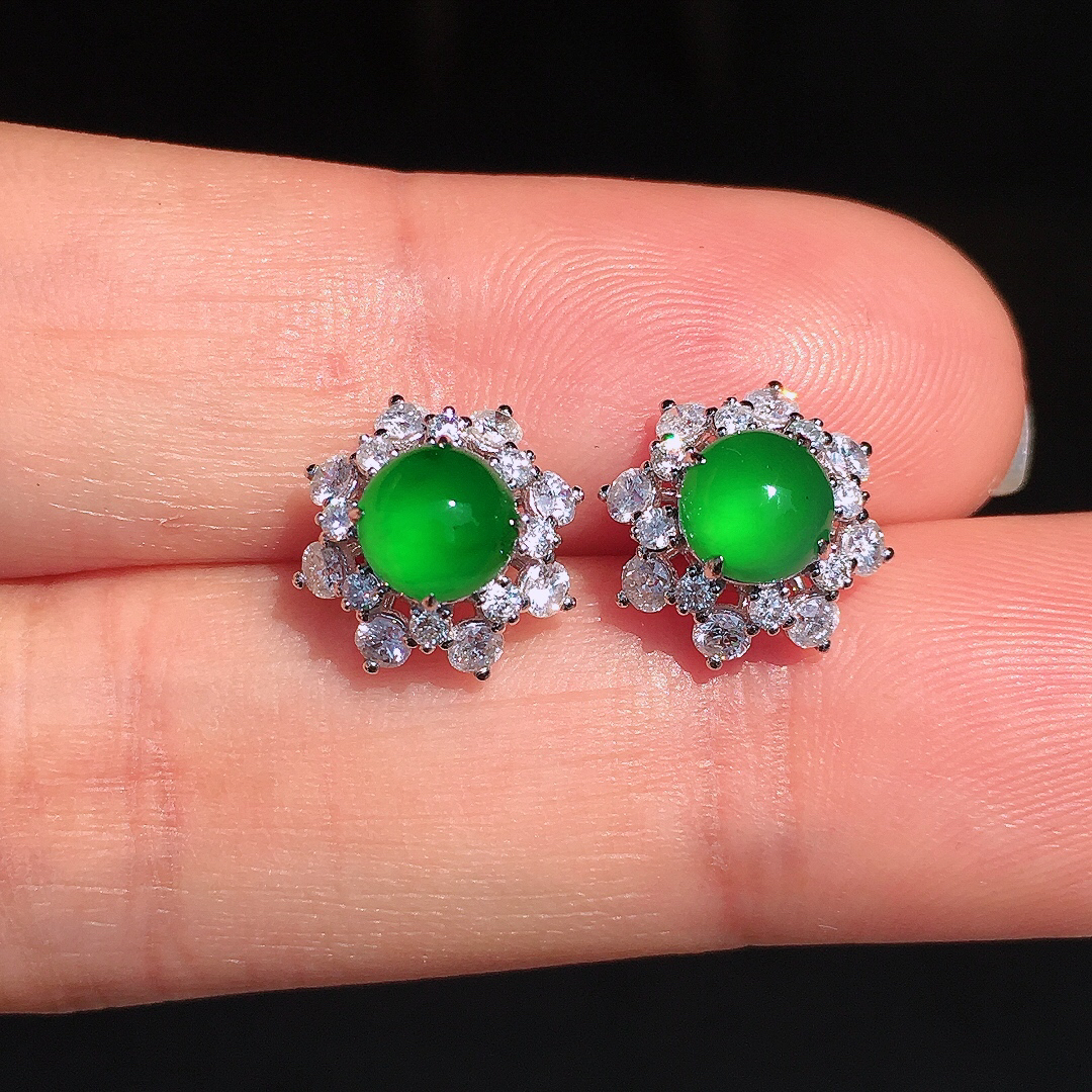 阳绿蛋面耳钉，色泽均匀艳丽，玉质细腻，荧光感超
强，饱满圆润，尽显优雅气质，18k
金豪华镶嵌