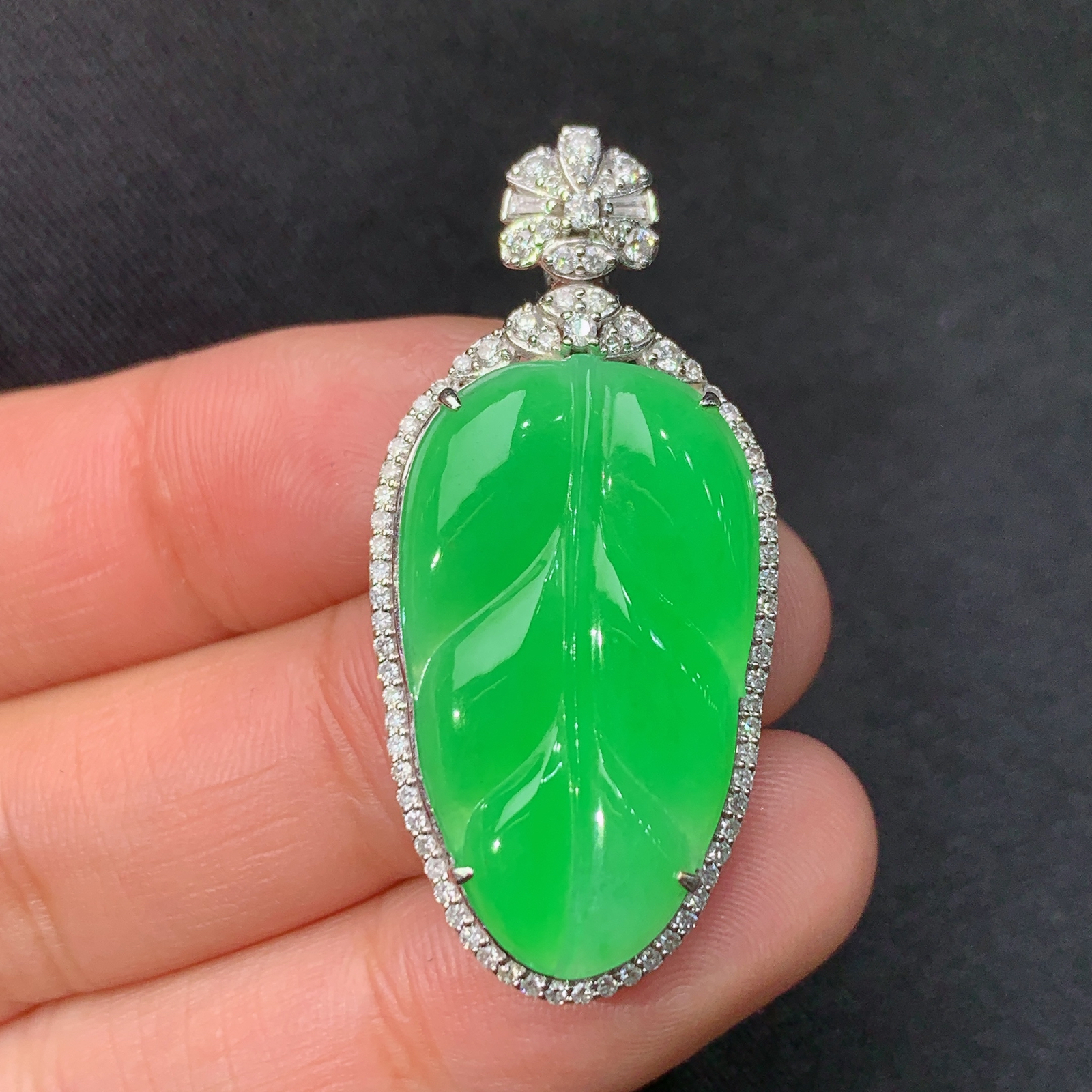 冰阳绿树叶吊坠，18k金镶嵌，冰润色阳，玉质细腻，种水足，Lp 尺寸39.1*18.2*7.8