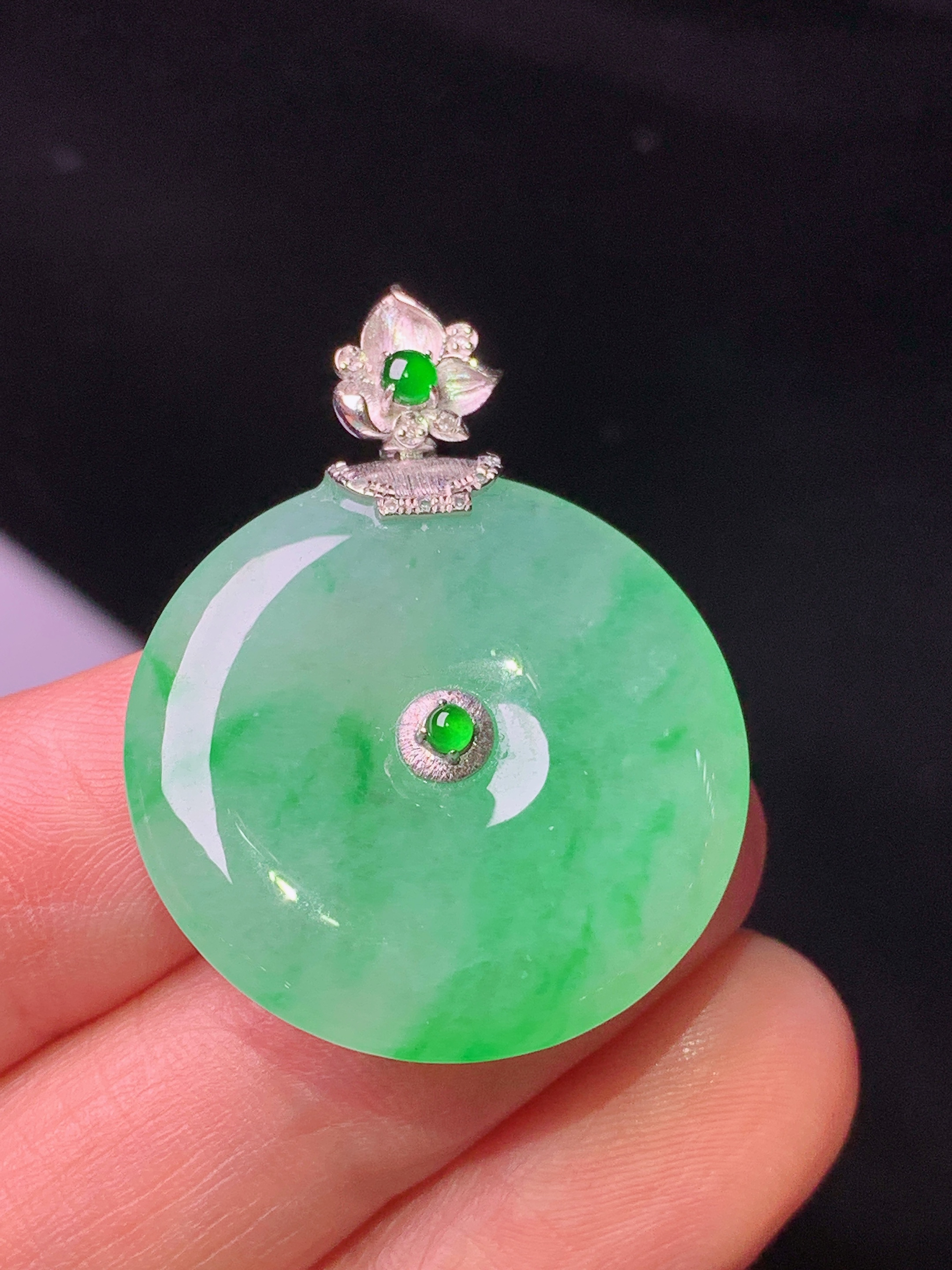 18k金钻镶嵌翠绿平安扣吊坠 玉质细腻 色泽艳丽清新 水润亮眼 整体尺寸34.3*26.3*5y2