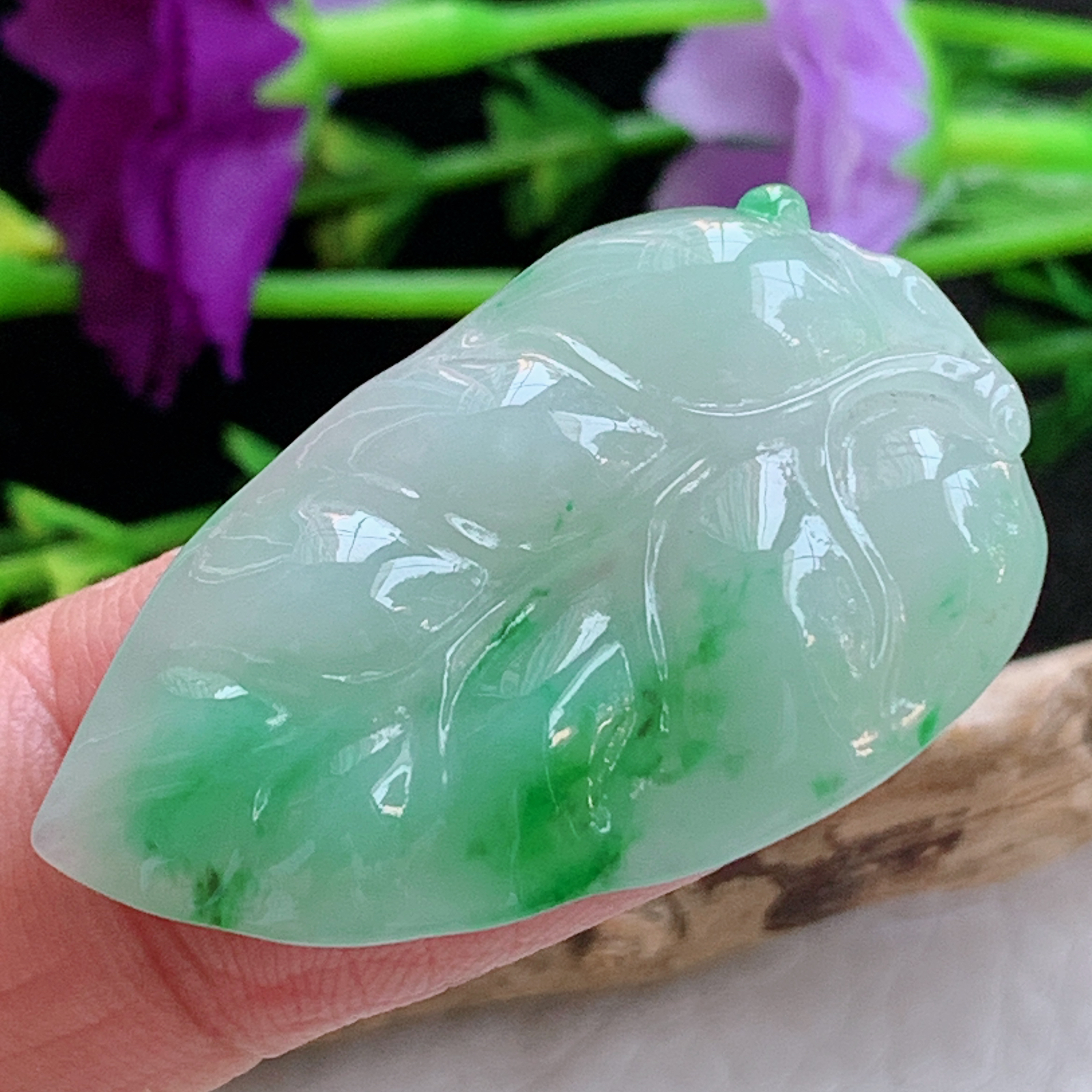 lz实拍37*23*5缅甸翡翠精雕冰飘绿花叶子吊坠 大业有成玉坠