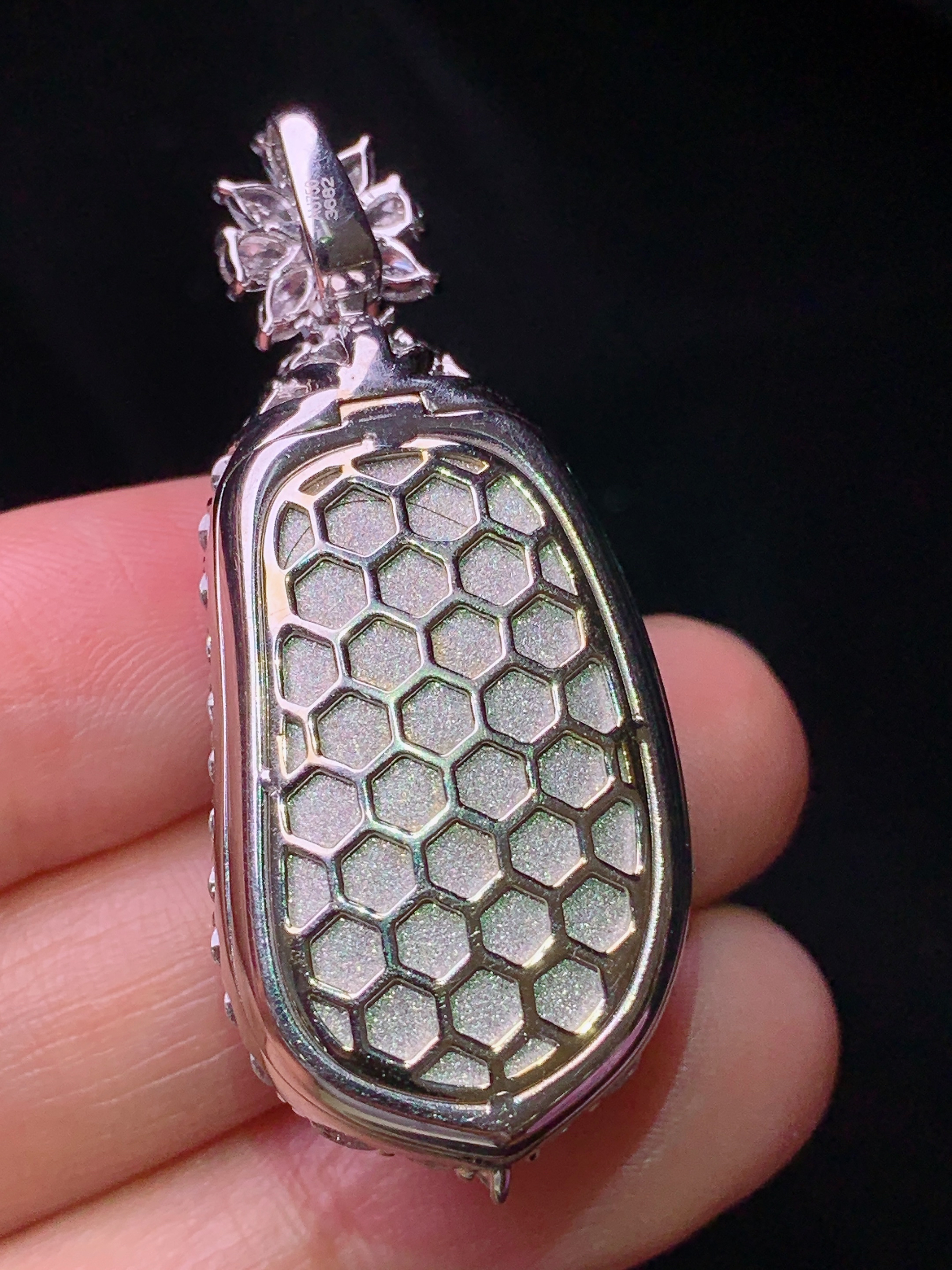 18k金钻镶嵌满绿四季豆吊坠 玉质细腻 色泽艳丽清新 水润亮眼 整体尺寸44.5*18.8*13.5t2