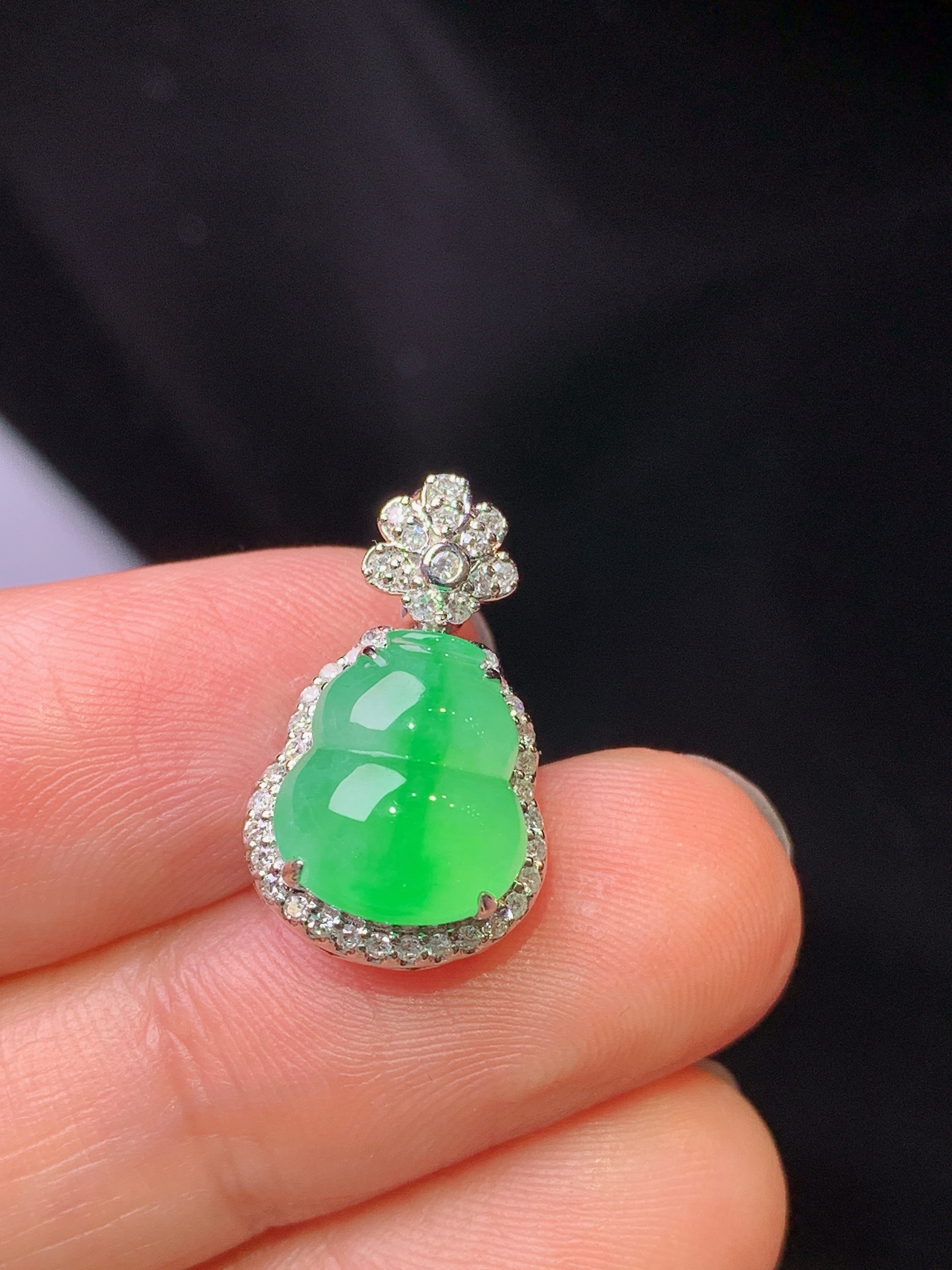 18k金钻镶嵌翠绿葫芦吊坠 玉质细腻 色泽艳丽清新 水润亮眼 整体尺寸18.2*11.2*8.2h1