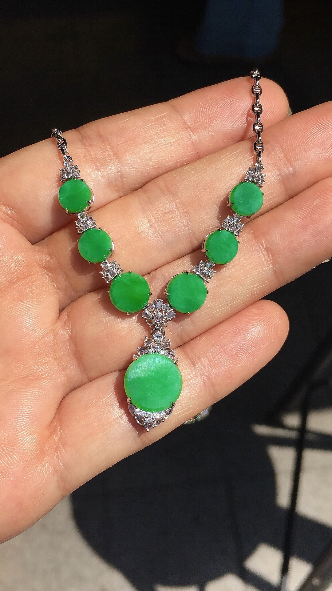 阳绿平安扣锁骨链，色泽均匀艳丽，玉质细腻，荧光感超
强，饱满圆润，尽显优雅气质，18k
金豪华镶嵌