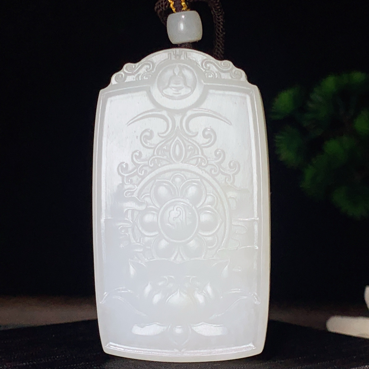 新疆和田玉羊脂白玉座莲观音挂件。尺寸69/39/11重75.5克。玉质细腻油润。手推出油。佩戴高端典雅。lt260310