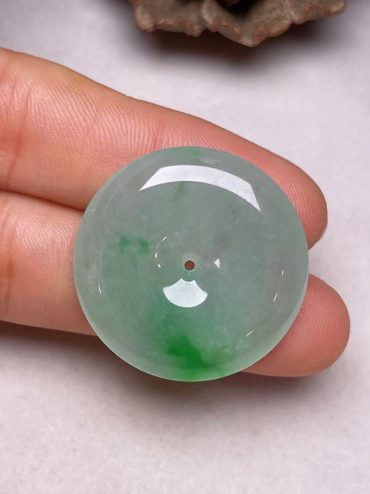 冰种飘绿【平安扣】吊坠，种水好、玉质细腻 ，卖相好‘