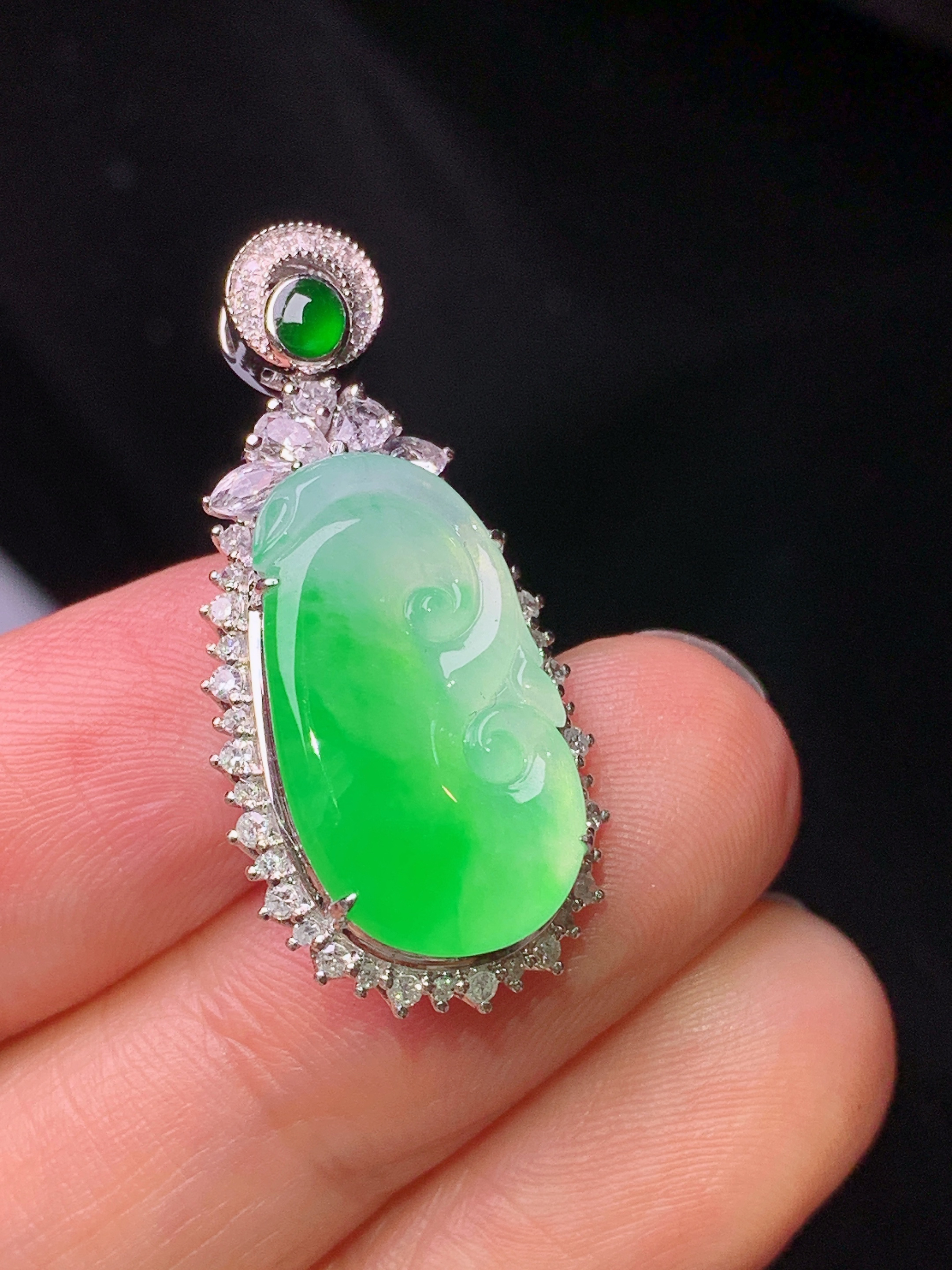 18k金钻镶嵌飘绿如意吊坠 玉质细腻 色泽艳丽清新 水润亮眼 整体尺寸30.6*14.5*6.8h1