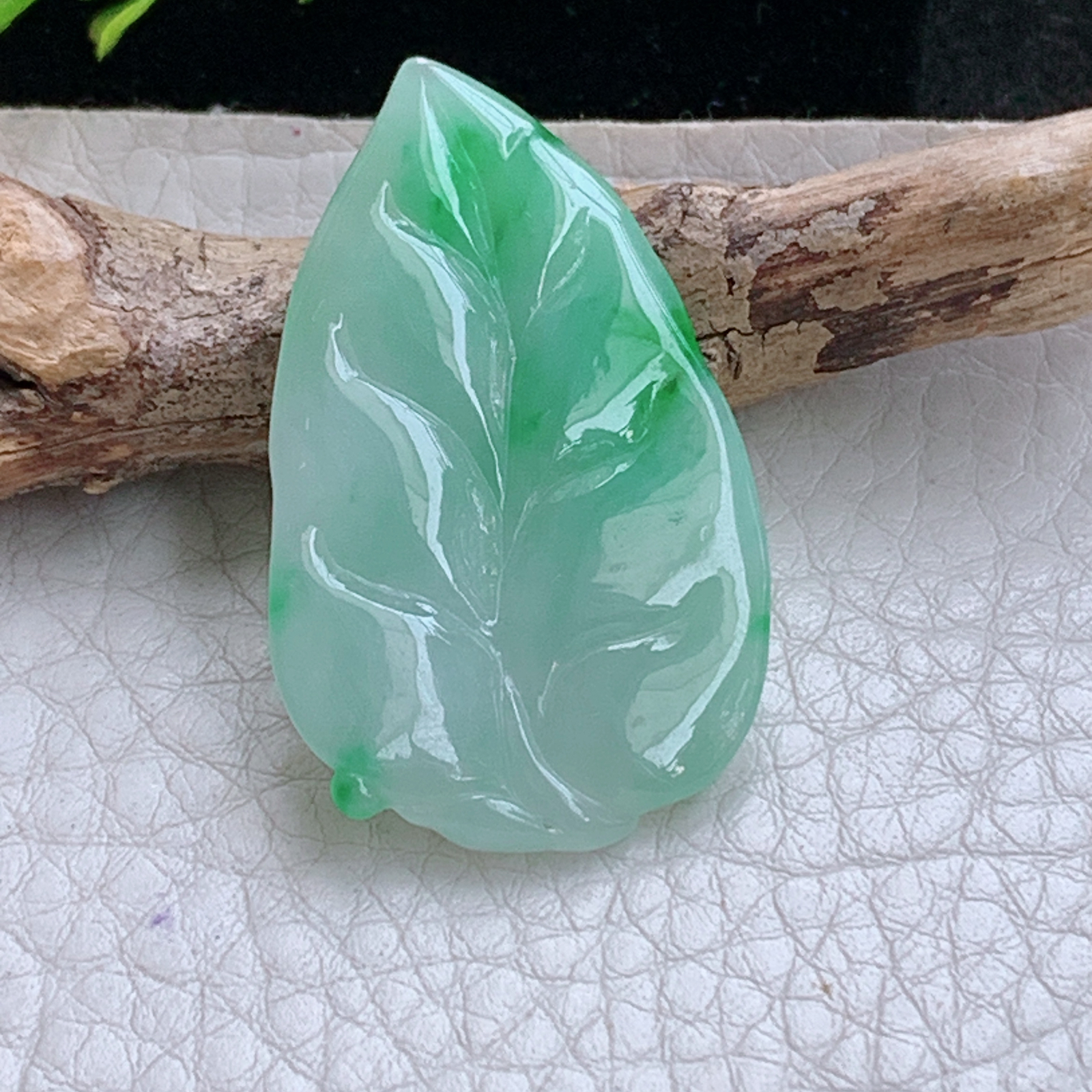 lz实拍37*23*5缅甸翡翠精雕冰飘绿花叶子吊坠 大业有成玉坠
