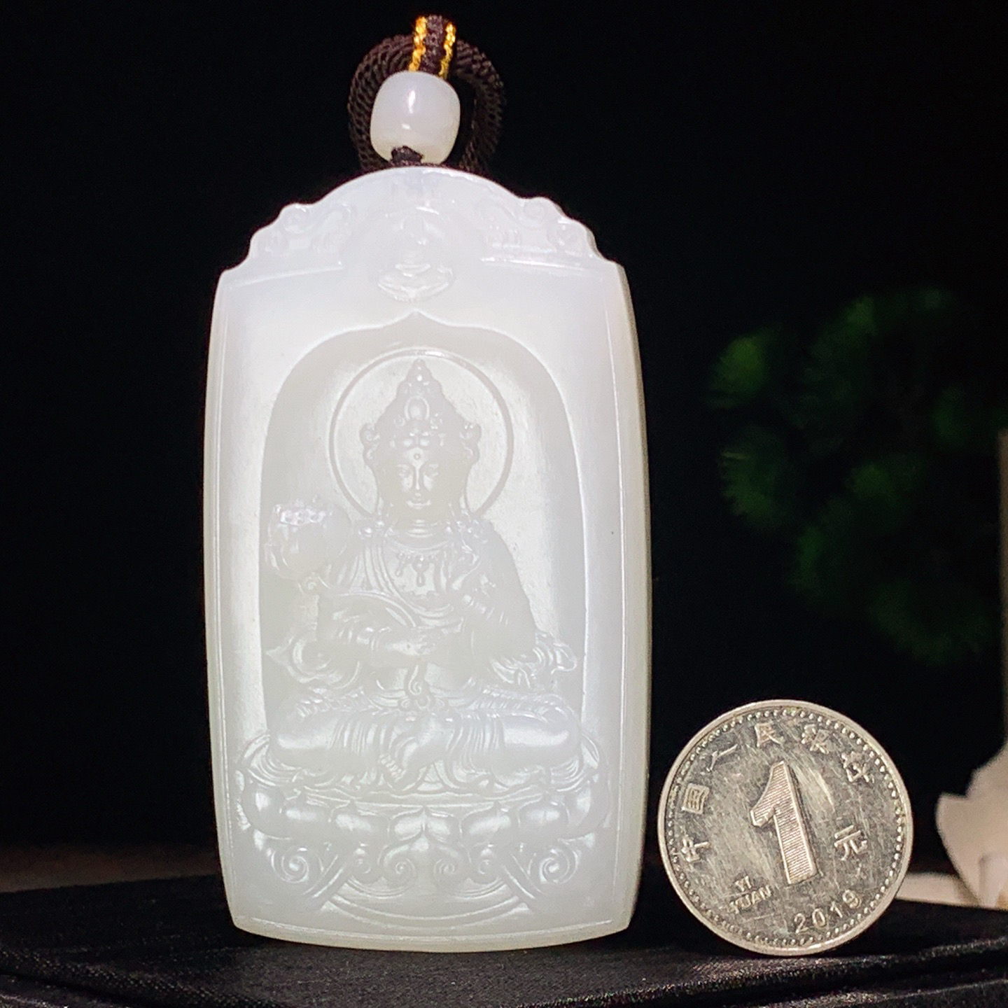 新疆和田玉羊脂白玉座莲观音挂件。尺寸69/39/11重75.5克。玉质细腻油润。手推出油。佩戴高端典雅。lt260310