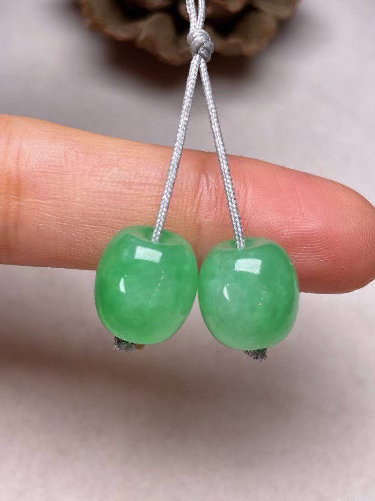 冰种阳绿【路路通】，种水好、玉质细腻 ，卖相好.