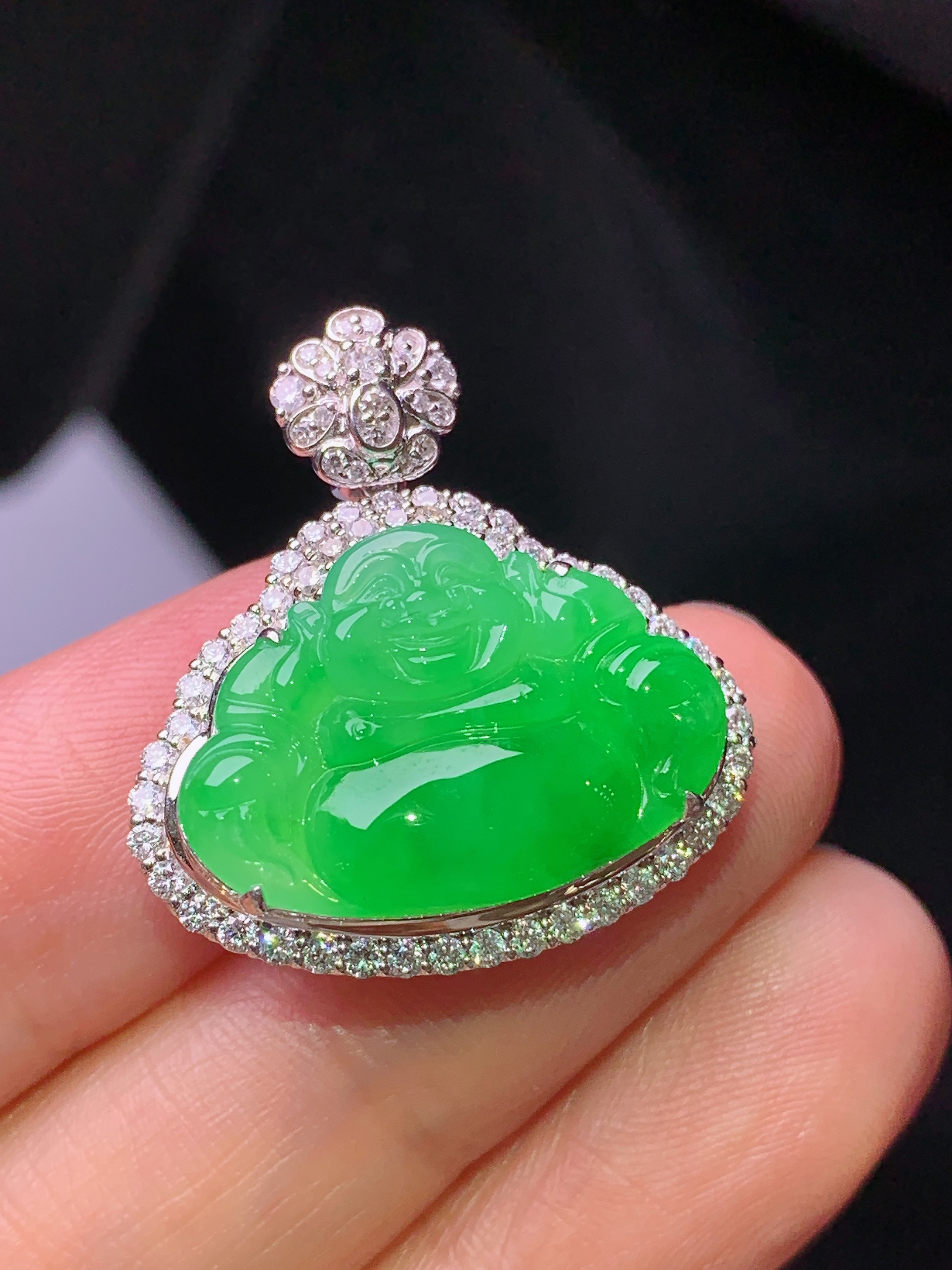 18k金钻镶嵌翠绿佛公吊坠 玉质细腻 色泽艳丽清新 水润亮眼 整体尺寸25.8*24*8.5h1