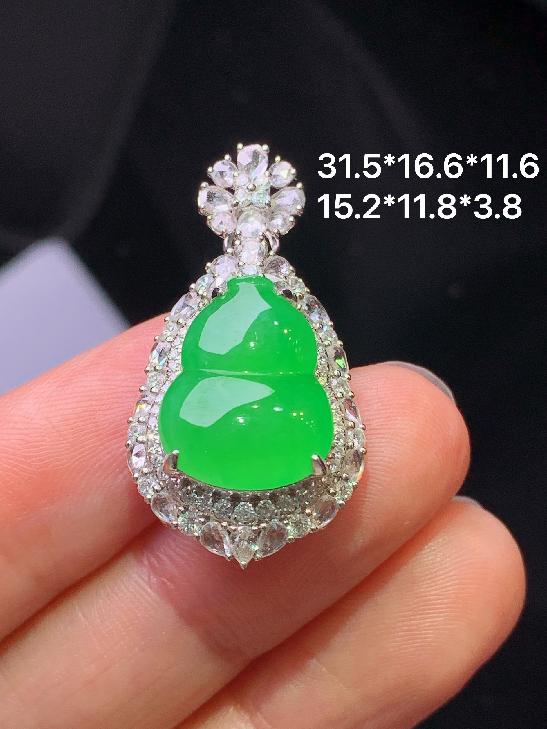 18k金钻镶嵌满绿葫芦吊坠 玉质细腻 色泽艳丽清新 水润亮眼 整体尺寸31.5*16.6*11.6s1