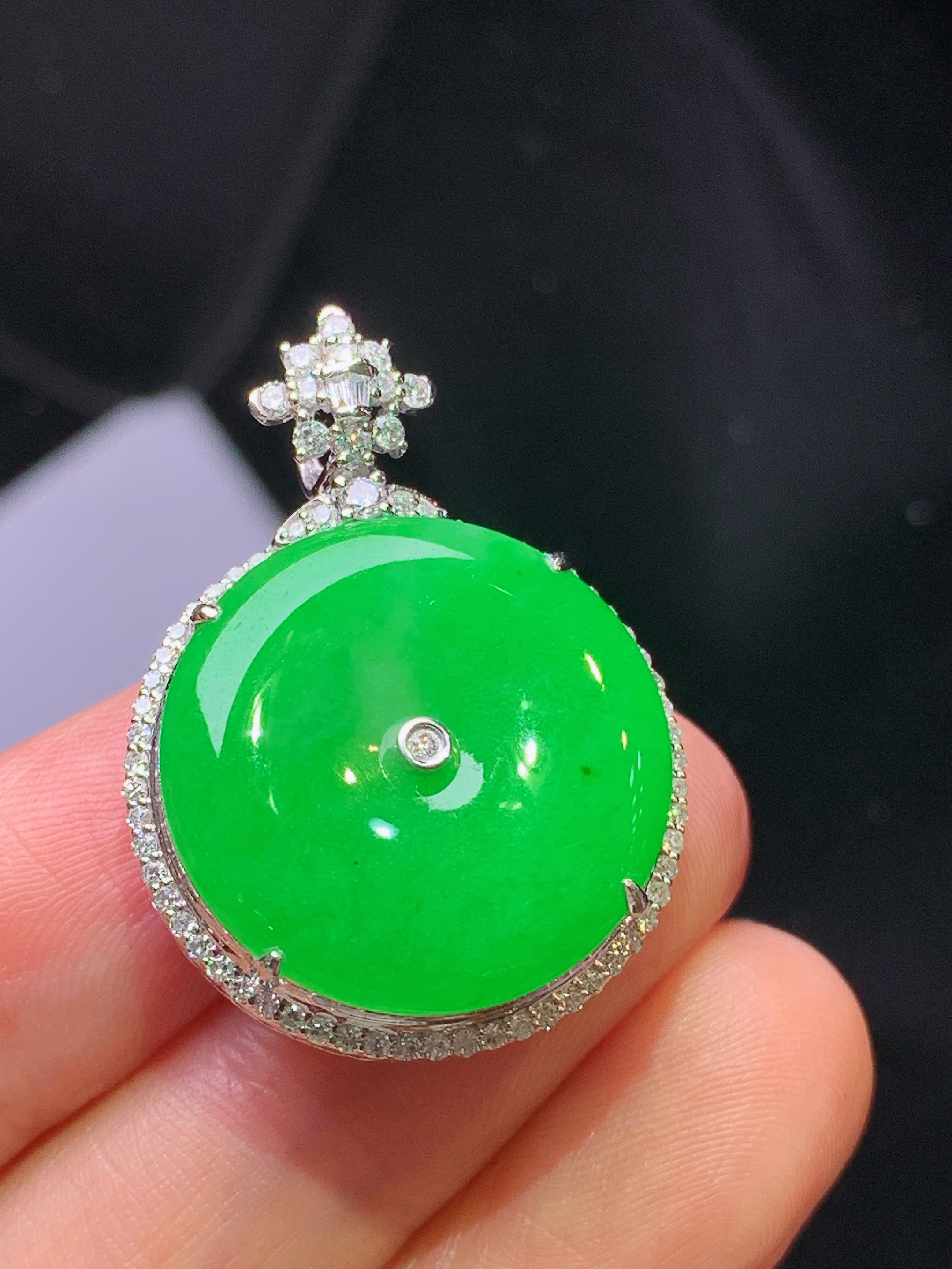 18k金钻镶嵌翠绿平安扣吊坠 玉质细腻 色泽艳丽清新 水润亮眼 整体尺寸30.6*22.6*10L2