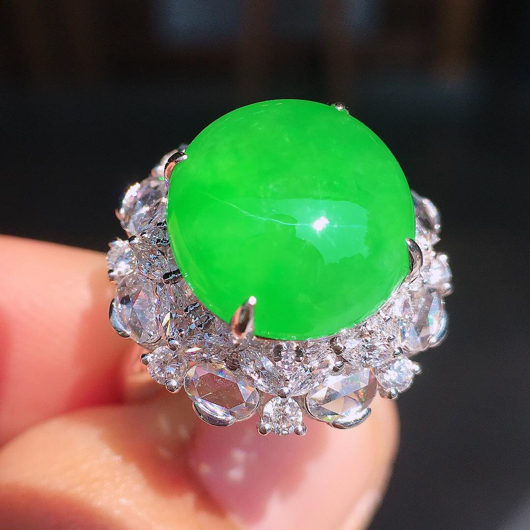 阳绿蛋面戒指，色泽均匀艳丽，玉质细腻，荧光感超
强，饱满圆润，尽显优雅气质，18k
金豪华镶嵌