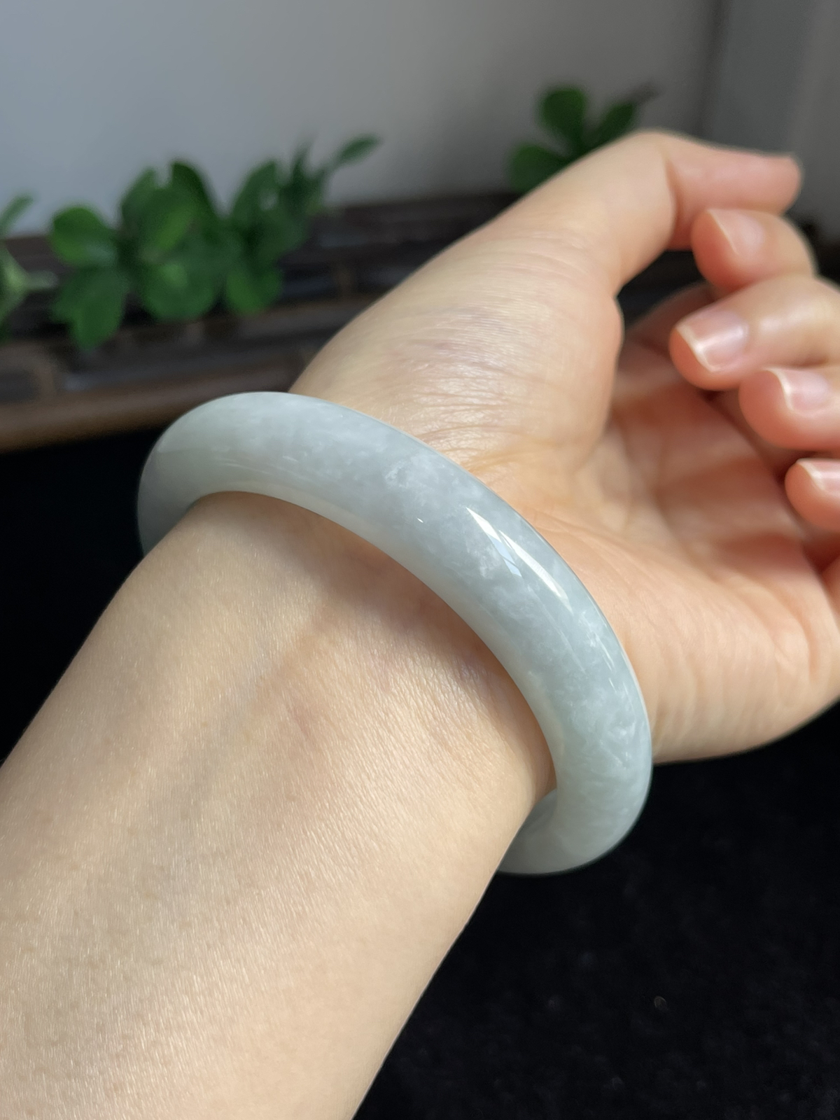 正圈58.5圈口，翡翠糯化种飘绿手镯