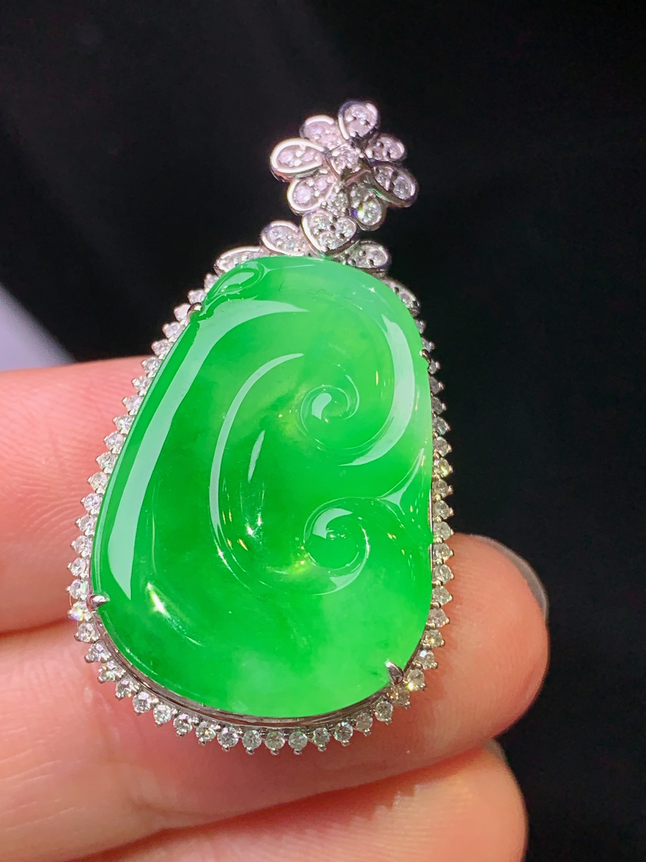 18k金钻镶嵌翠绿如意吊坠 玉质细腻 色泽艳丽清新 水润亮眼 整体尺寸35.6*19.5*9.2L2