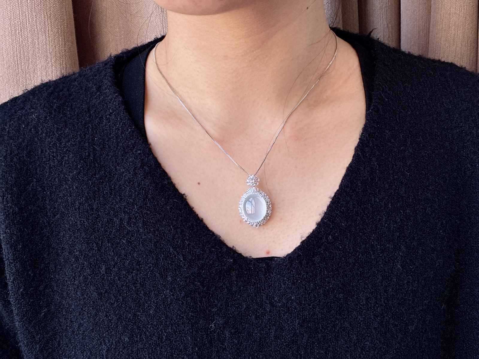 蛋面大鸽子蛋吊坠  
整体尺寸：32.7-20-13.4
裸石尺寸：16.8-13.9-4.6