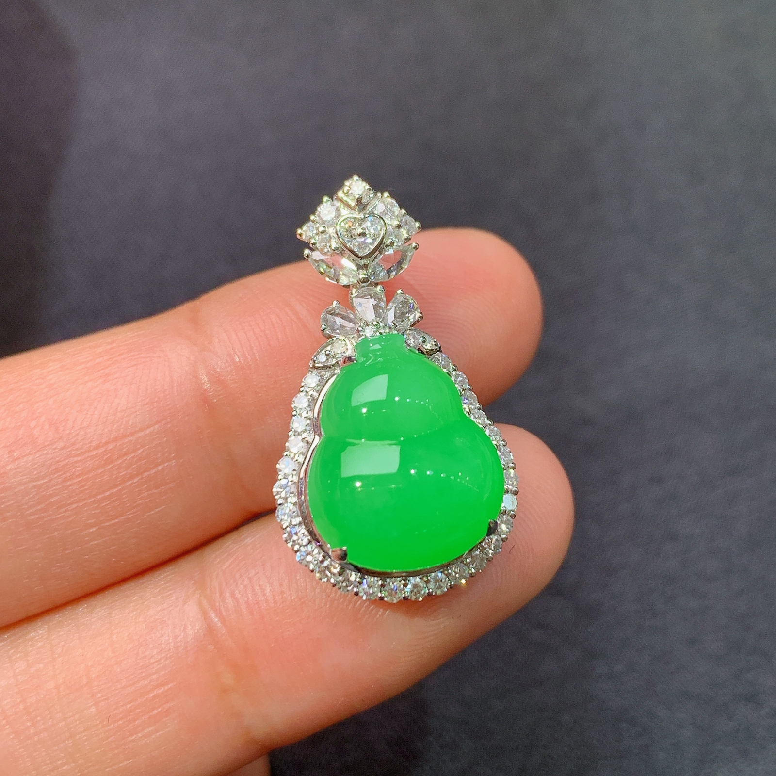 冰阳绿葫芦吊坠，18k金镶嵌，冰润色阳，玉质细腻，种水足，Yh1 尺寸25.3*14.3*9.8