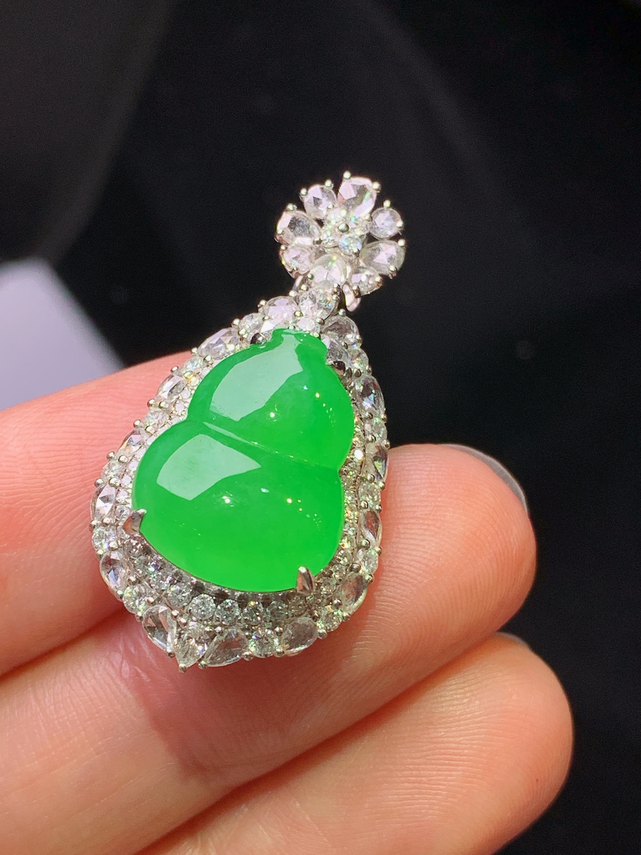 18k金钻镶嵌满绿葫芦吊坠 玉质细腻 色泽艳丽清新 水润亮眼 整体尺寸31.5*16.6*11.6s1