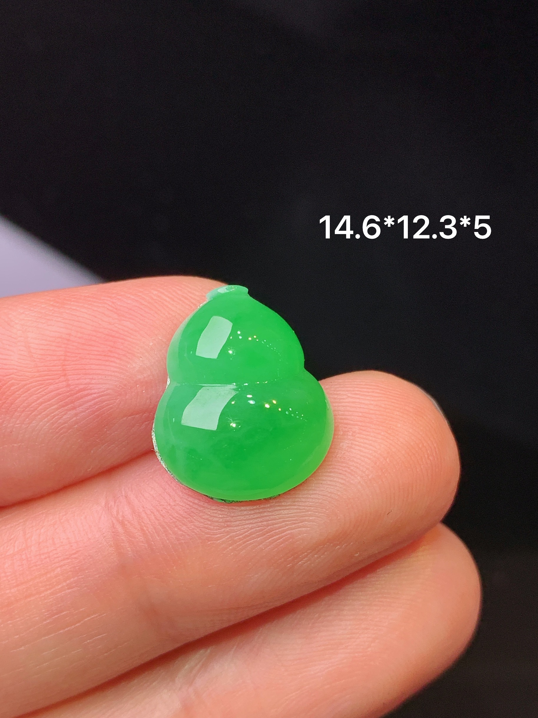 镶嵌款 满绿葫芦吊坠 玉质细腻 色泽艳丽清新 水润亮眼 整体尺寸14.6*12.3*5m2