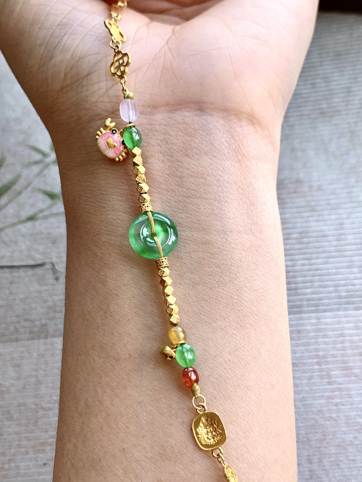 18k金镶嵌设计款飘绿花平安扣手链
裸石尺寸：10.6-2.8