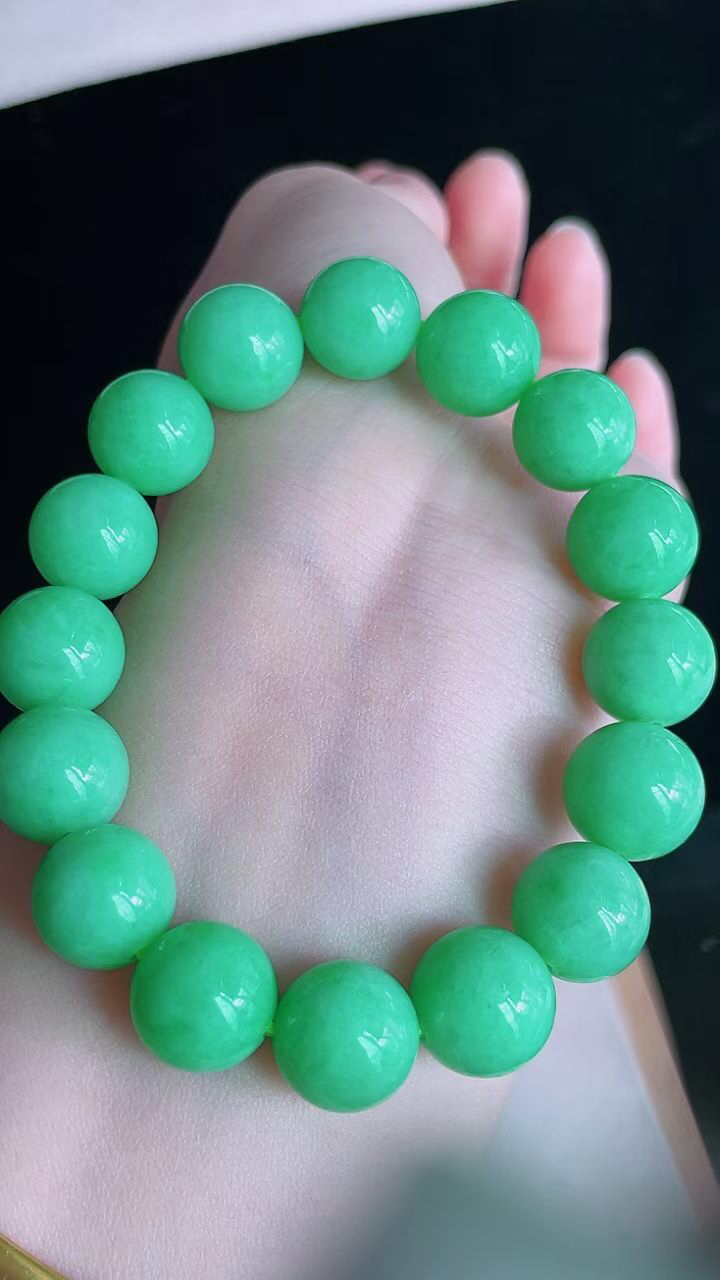 【翡翠名称】老坑种满阳绿圆珠手串手链
【翡翠尺寸】珠子平均尺寸12.3mm
【翡翠描述】宝贝种老水足