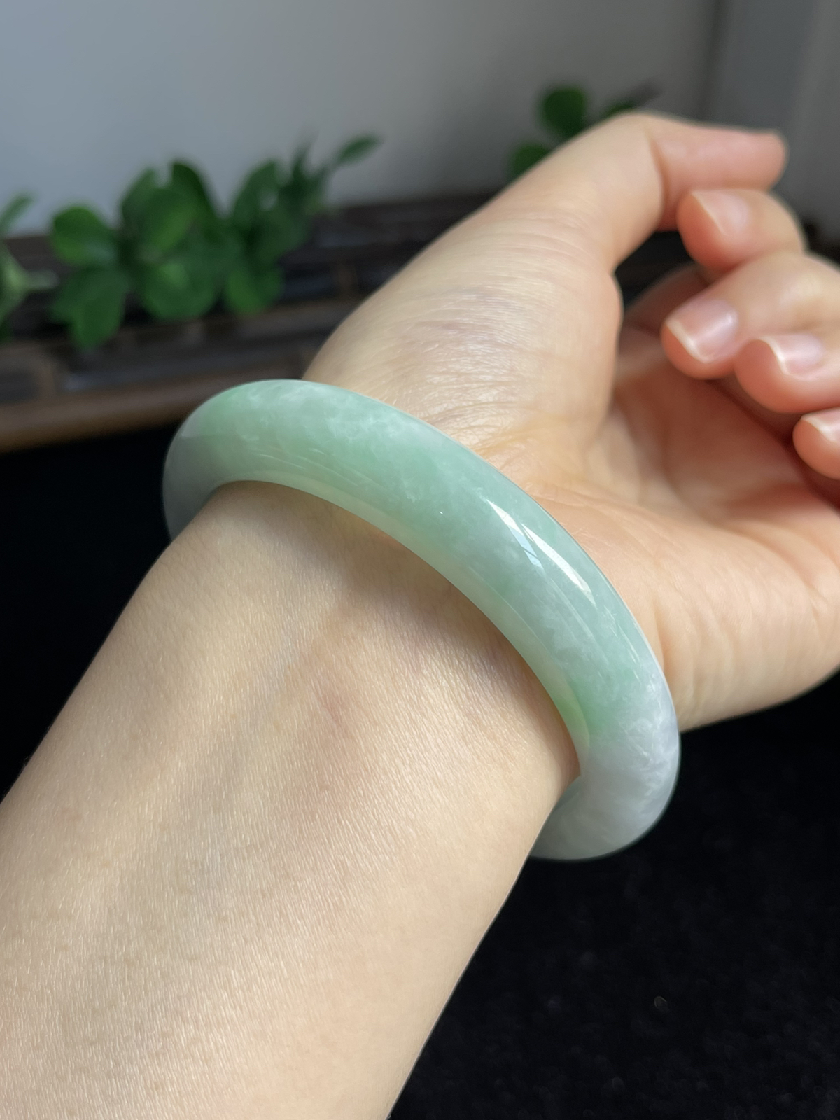 正圈58.5圈口，翡翠糯化种飘绿手镯