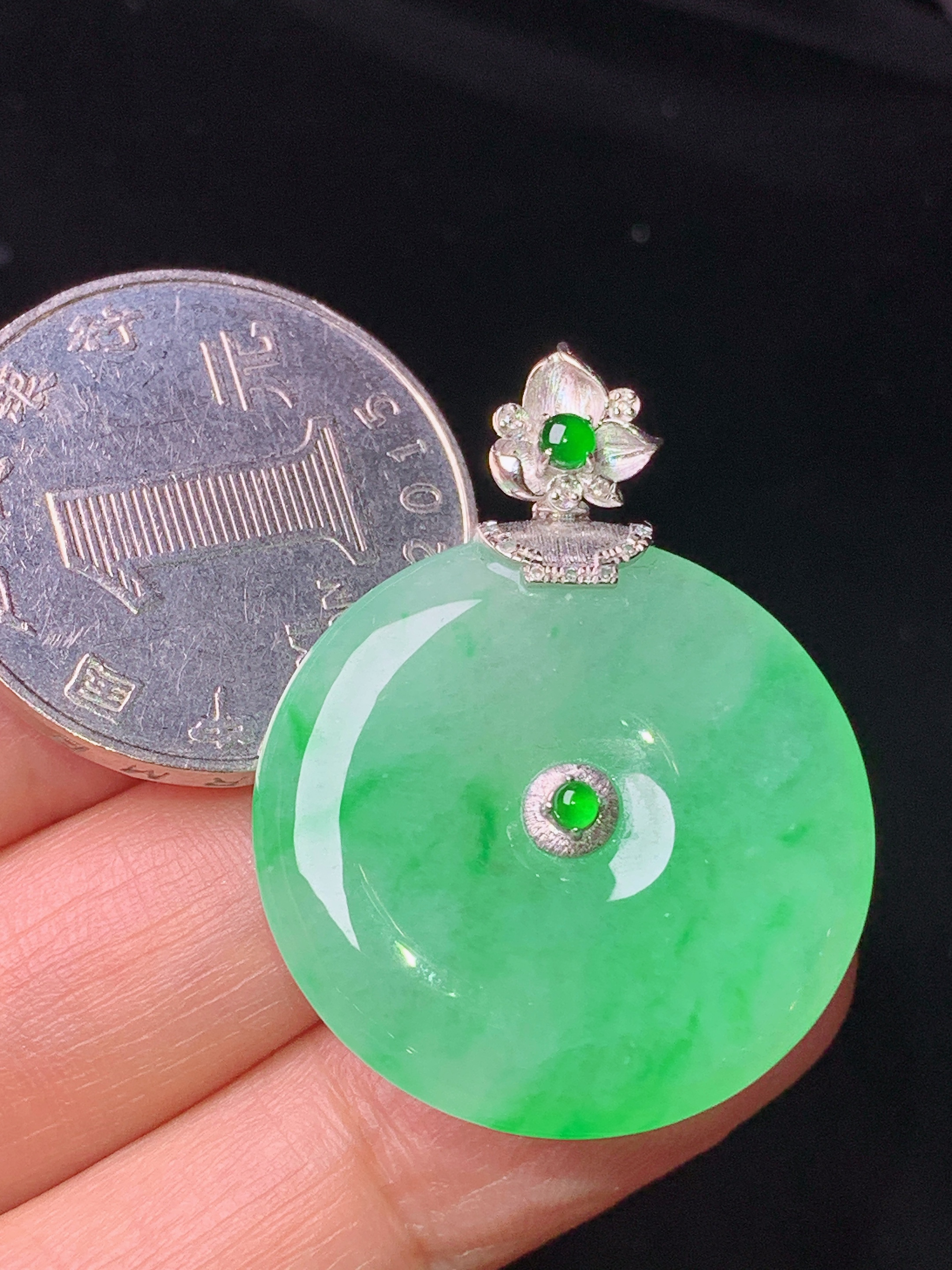 18k金钻镶嵌翠绿平安扣吊坠 玉质细腻 色泽艳丽清新 水润亮眼 整体尺寸34.3*26.3*5y2
