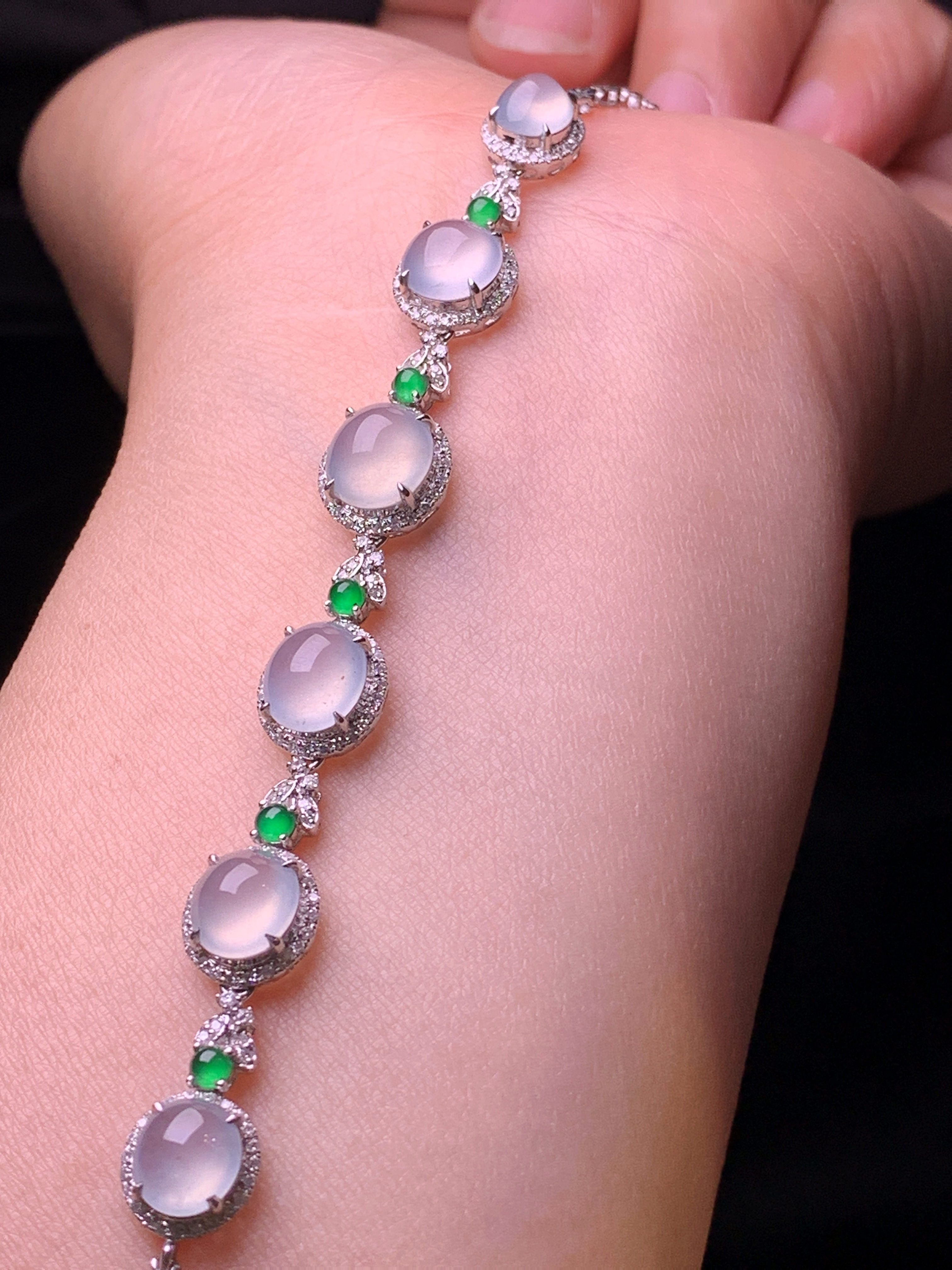 18k金钻镶嵌冰种蛋面手链 玉质细腻 色泽艳丽清新 水润亮眼 整体尺寸85*9*6.8t1