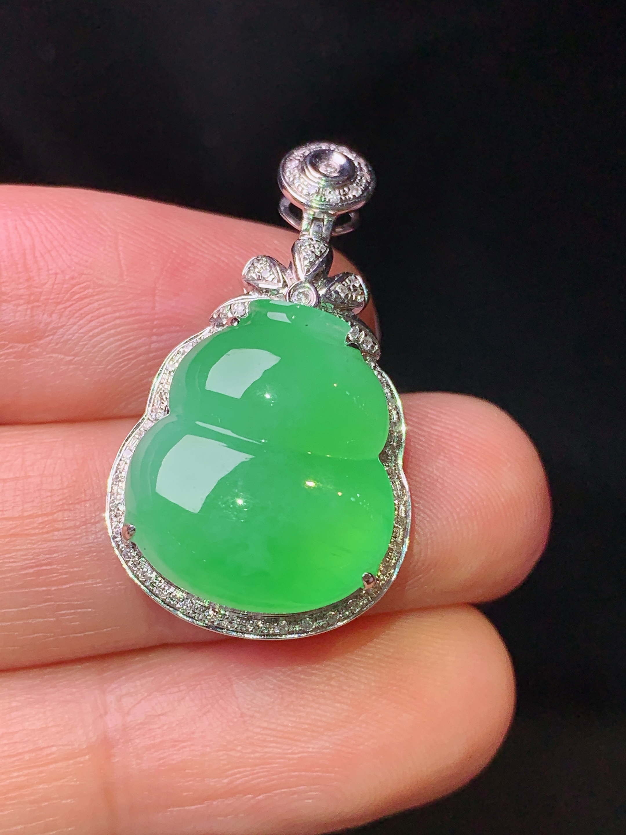 18k金钻镶嵌翠绿葫芦吊坠 玉质细腻 色泽艳丽清新 水润亮眼 整体尺寸29.5*16.7*7.6L2