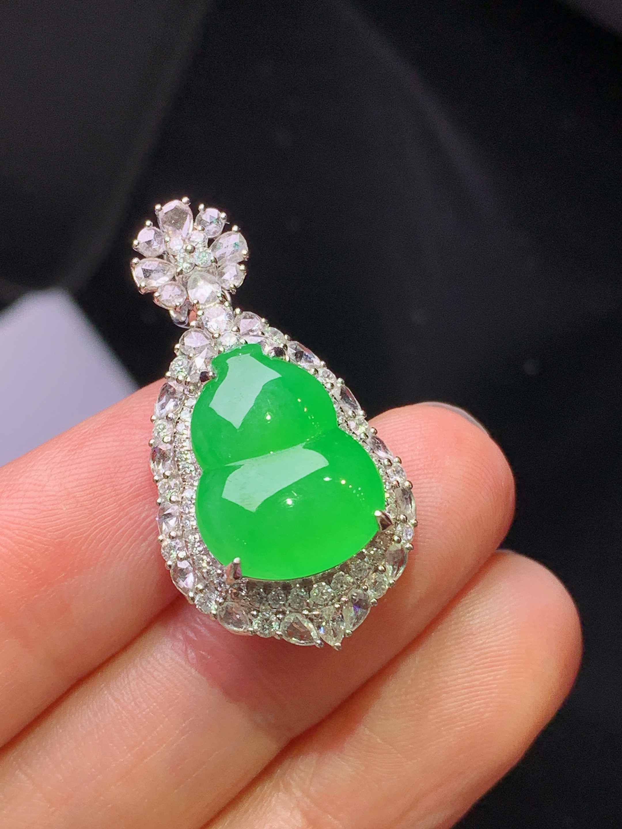 18k金钻镶嵌满绿葫芦吊坠 玉质细腻 色泽艳丽清新 水润亮眼 整体尺寸31.5*16.6*11.6s