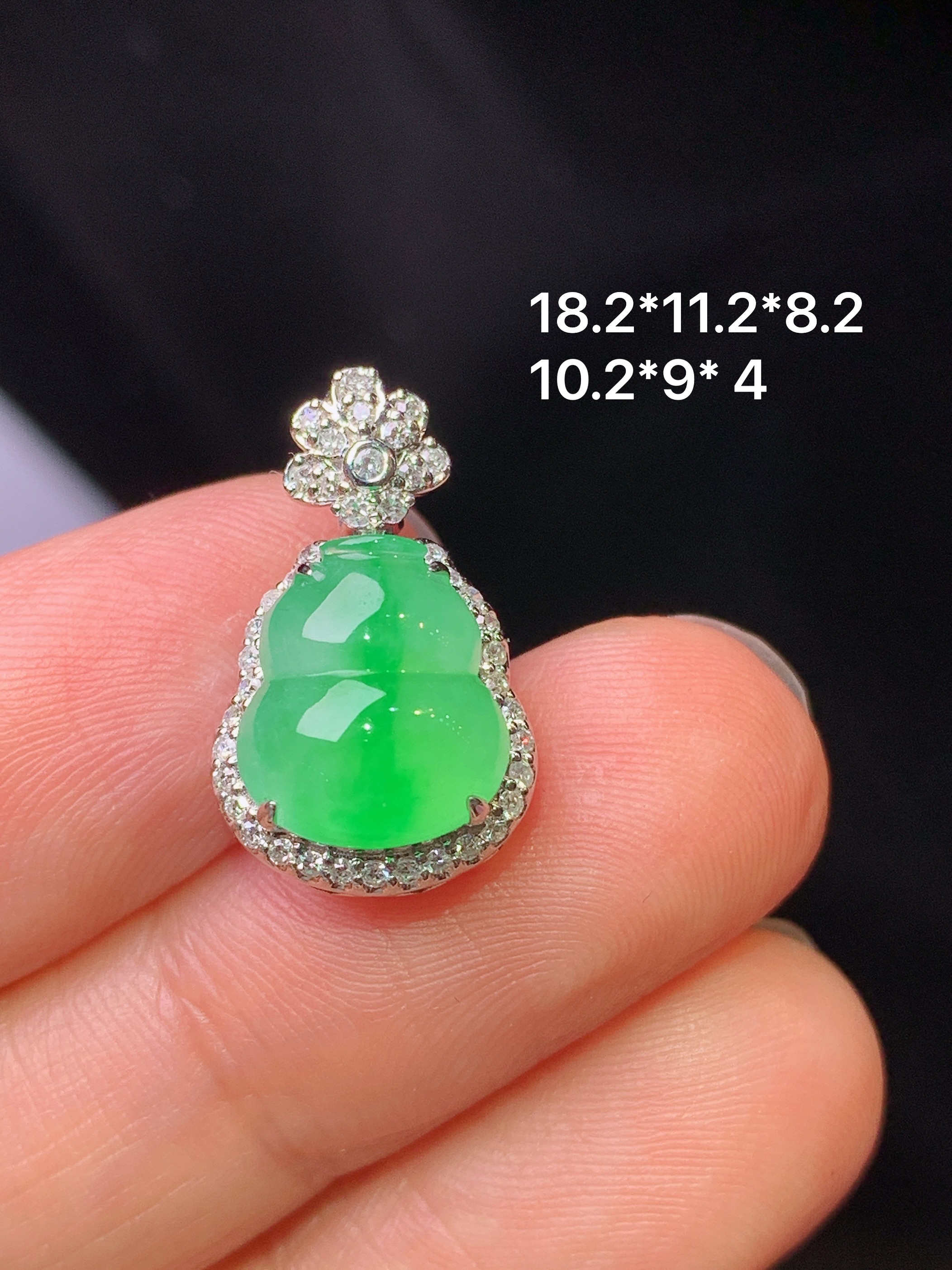 18k金钻镶嵌翠绿葫芦吊坠 玉质细腻 色泽艳丽清新 水润亮眼 整体尺寸18.2*11.2*8.2h1