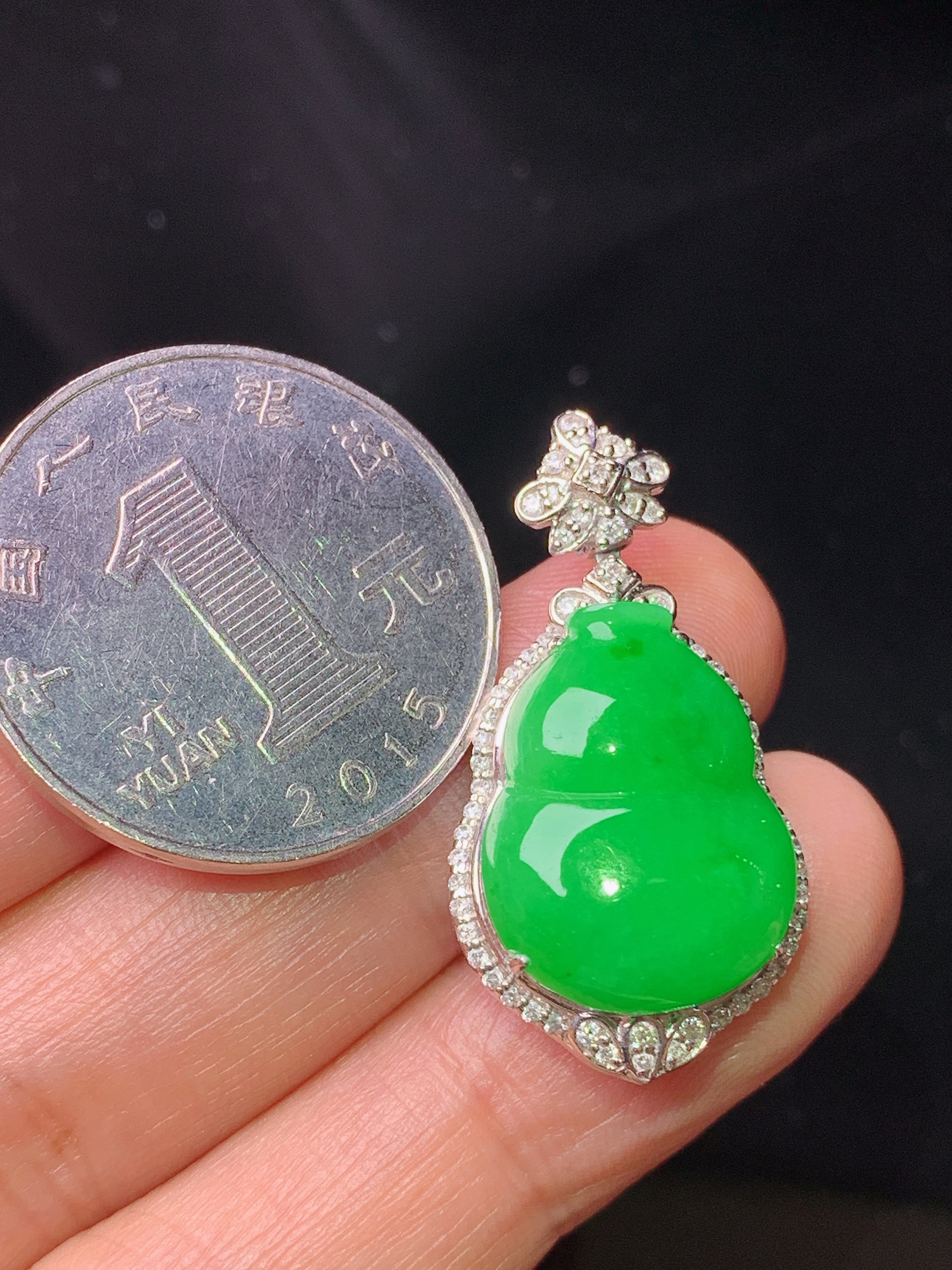 18k金钻镶嵌满绿葫芦吊坠 玉质细腻 色泽艳丽清新 水润亮眼 整体尺寸31*16*8.8L2