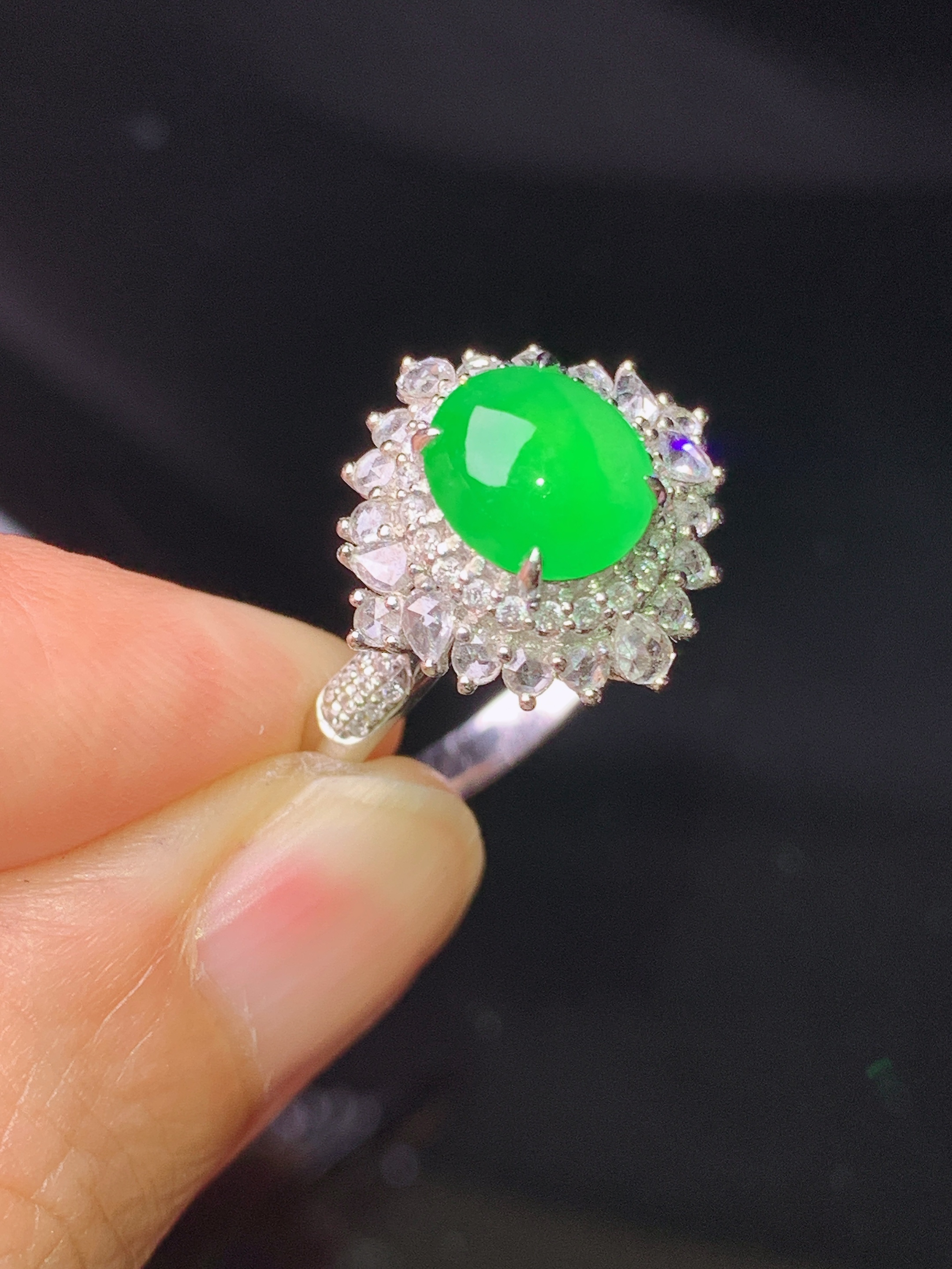 18k金钻镶嵌满绿蛋面戒指 玉质细腻 色泽艳丽清新 水润亮眼 圈口14 整体尺寸14.5*10.8t