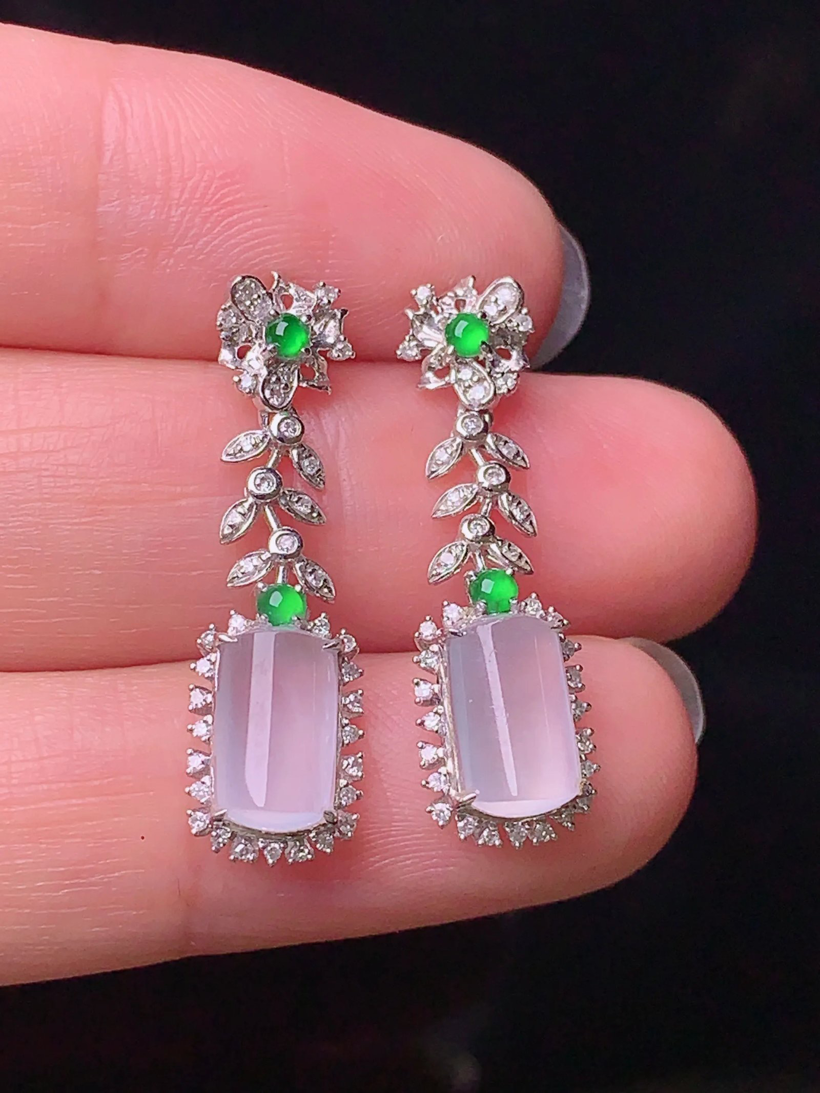 18k金钻镶嵌冰种玉柱耳坠 玉质细腻 色泽艳丽清新 水润亮眼 整体尺寸26.5*8*5.6t1