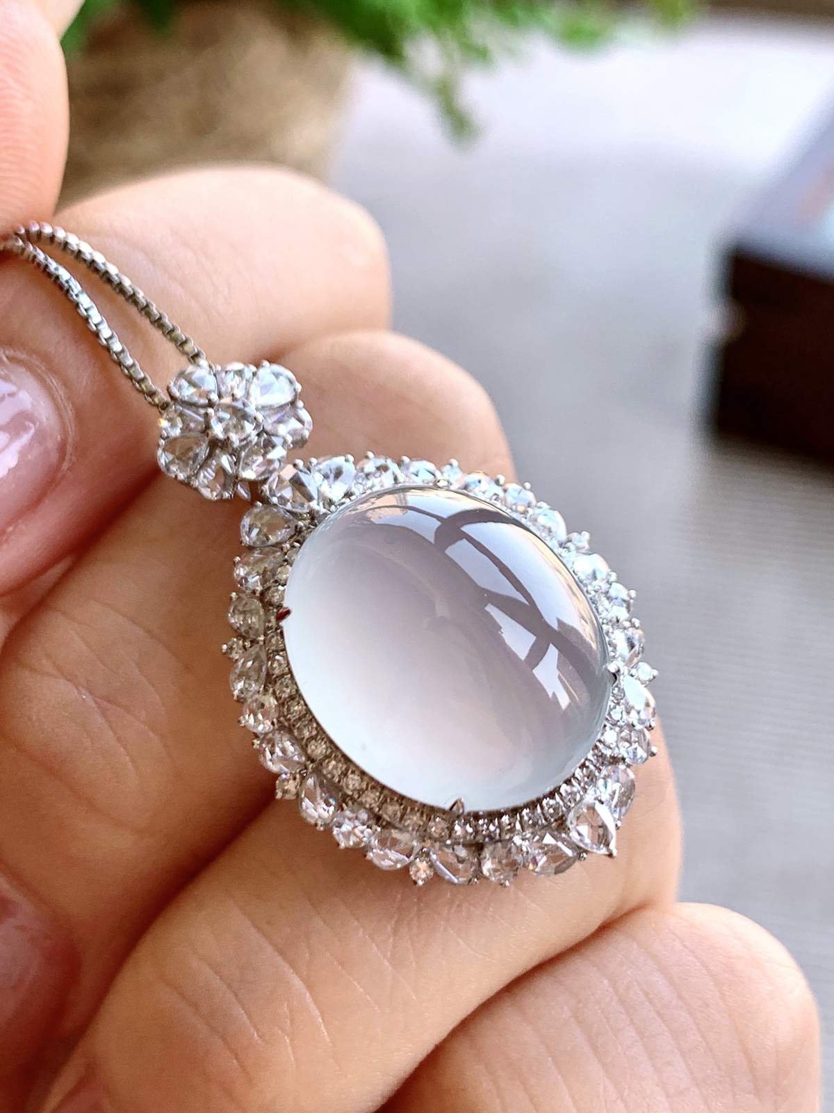 蛋面大鸽子蛋吊坠  
整体尺寸：32.7-20-13.4
裸石尺寸：16.8-13.9-4.6