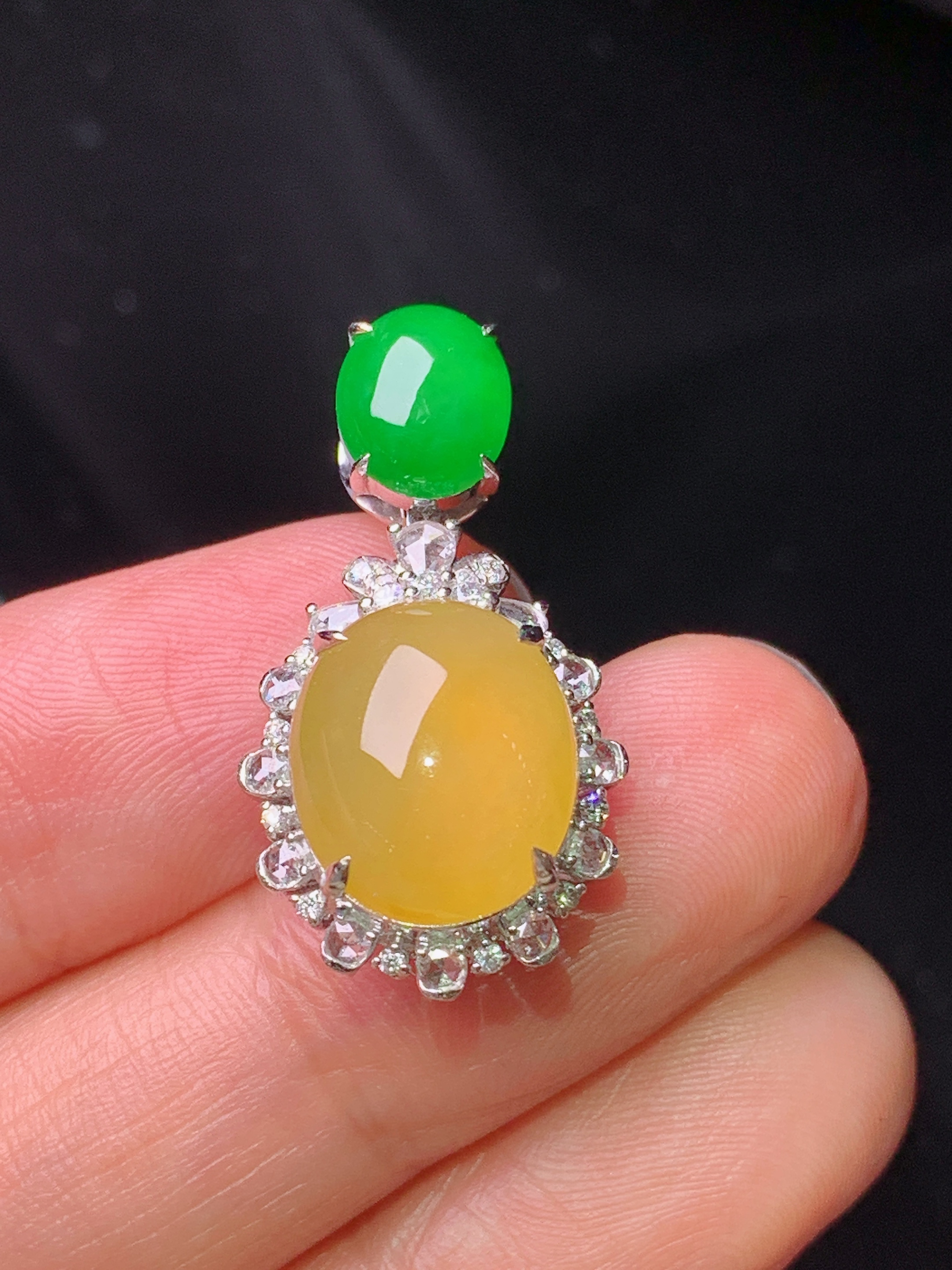 18k金钻镶嵌黄翡蛋面吊坠 玉质细腻 色泽艳丽清新 水润亮眼 整体尺寸27.3*14.5*11.8t2