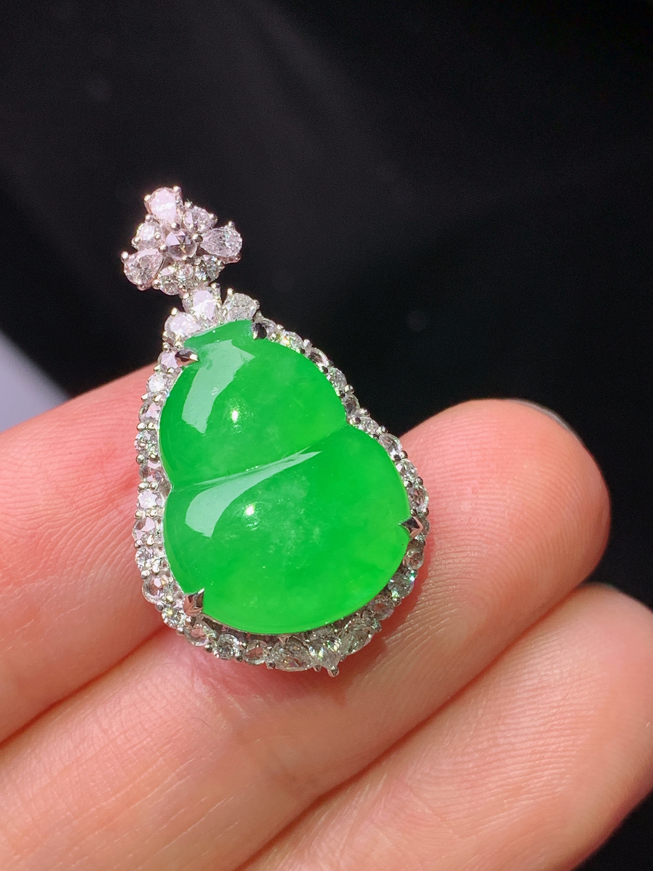 18k金钻镶嵌满绿葫芦吊坠 玉质细腻 色泽艳丽清新 水润亮眼 整体尺寸27*15.5*9.8t2