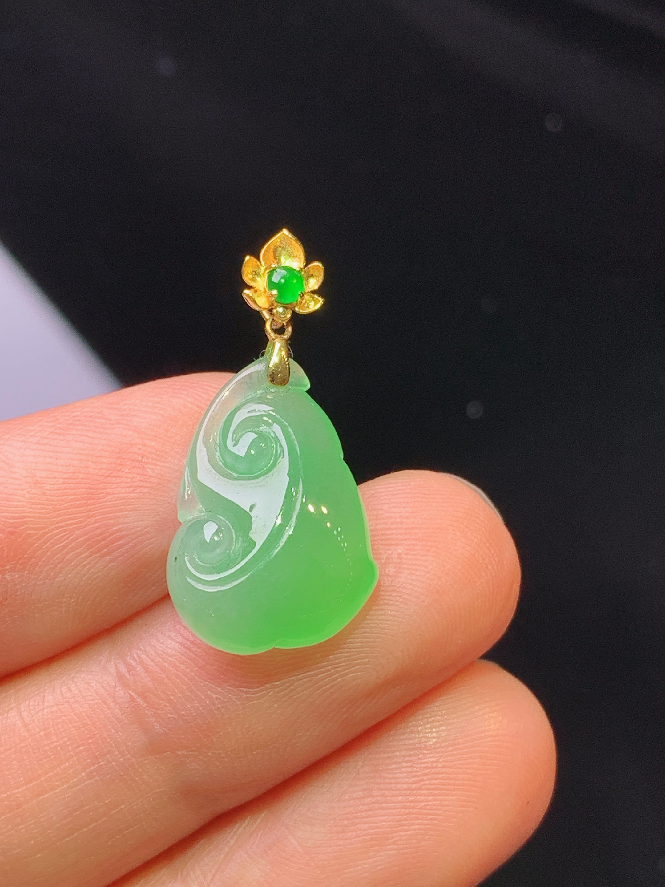 18k金镶嵌翠绿如意吊坠 玉质细腻 色泽艳丽清新 水润亮眼 整体尺寸25.3*12*5.3y2