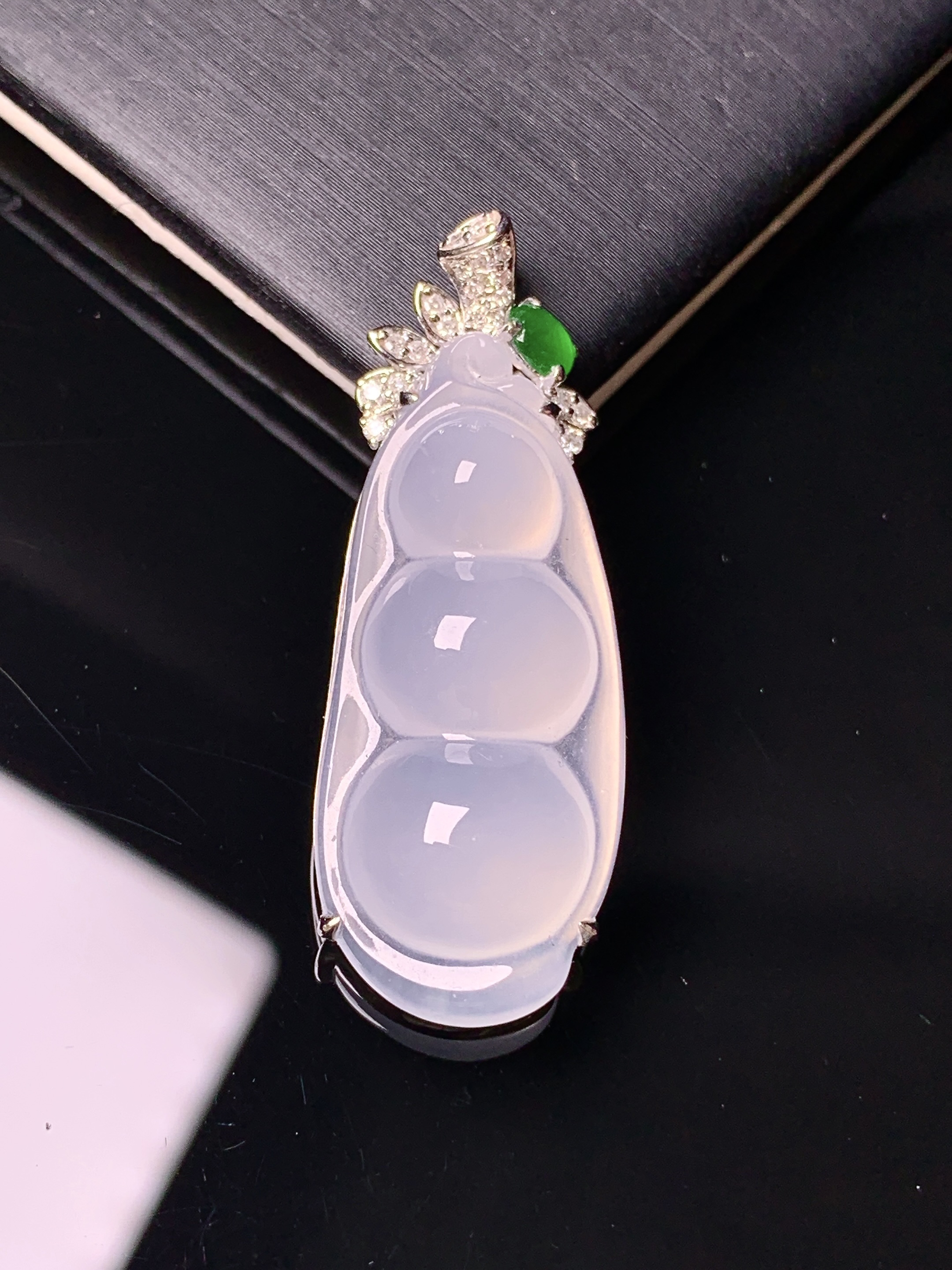 18k金钻镶嵌冰种四季豆吊坠 玉质细腻 色泽艳丽清新 水润亮眼 整体尺寸37.2*13.6*6.8t1