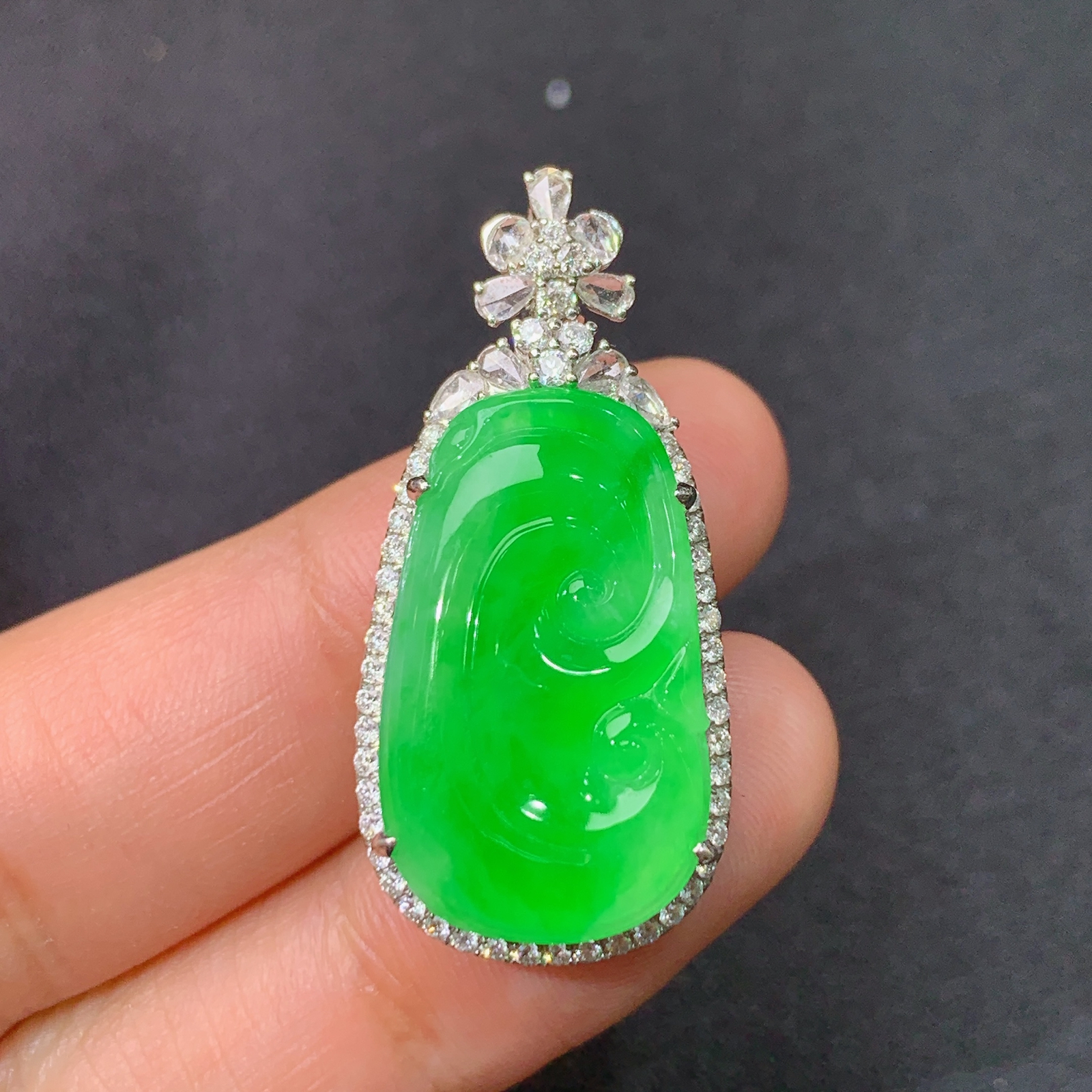 冰阳绿如意吊坠，18k金镶嵌，冰润色阳，玉质细腻，种水足，Ysn 尺寸34*16*8.3