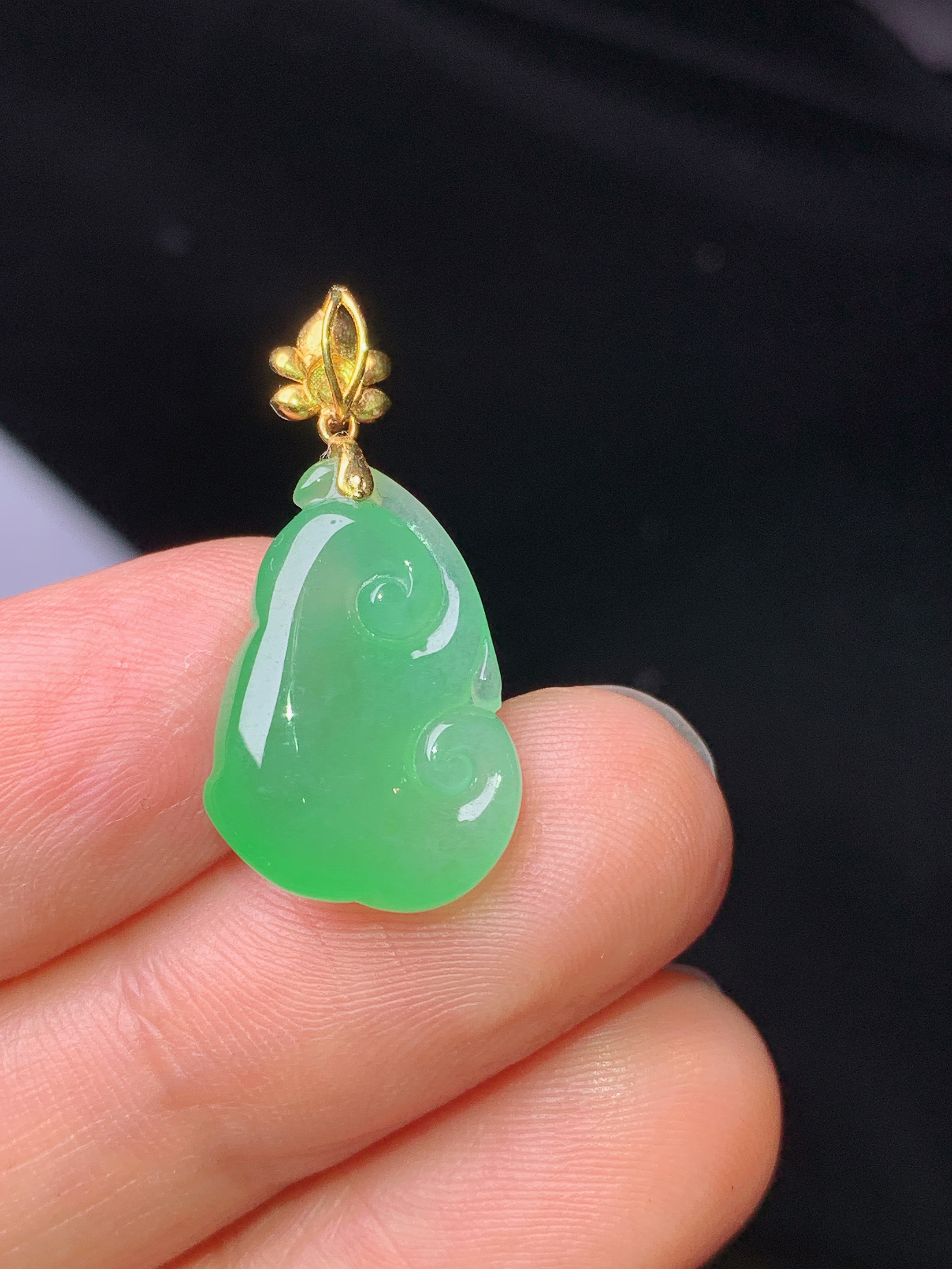18k金镶嵌翠绿如意吊坠 玉质细腻 色泽艳丽清新 水润亮眼 整体尺寸25.3*12*5.3y2