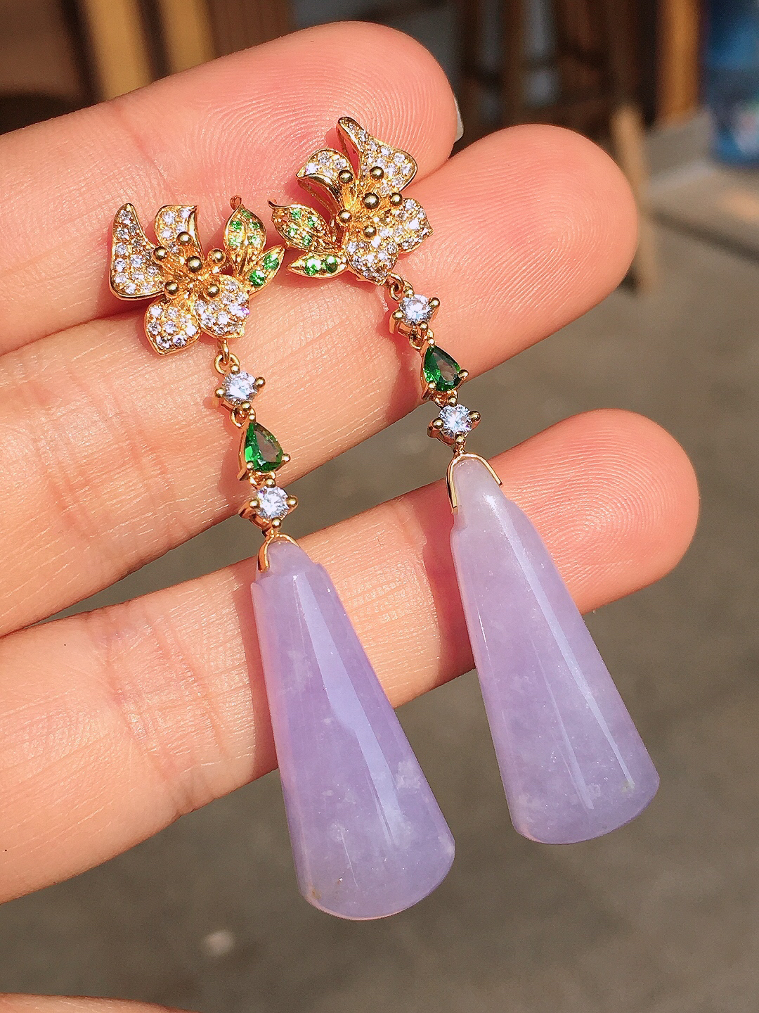 紫罗兰水滴耳坠，色泽均匀艳丽，玉质细腻，荧光感超
强，饱满圆润，尽显优雅气质，18k
金豪华镶嵌