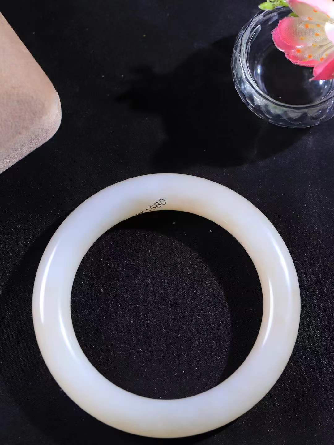 【粉黛.手镯】

精品️和田玉藕粉圆条手镯
仙女藕粉手镯
馥郁芬芳 油糯饱满
气质温婉尔雅 甜甜的藕粉色
质地如膏似脂 少女感十足
精工打磨 手感上佳
尺寸57.5-11.3-11.2mm 重66.5克 fDA-63102544