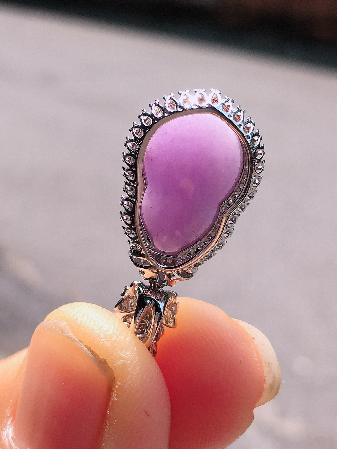 紫罗兰葫芦吊坠，色泽均匀艳丽，玉质细腻，荧光感超
强，饱满圆润，尽显优雅气质，18k
金豪华镶嵌